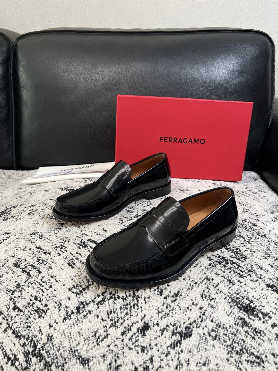 Ferragamo  高品质  顶级工艺品  菲拉格慕  皮鞋专柜同步发售原厂配置，意大利进口原版牛皮，进口水染牛里 ，