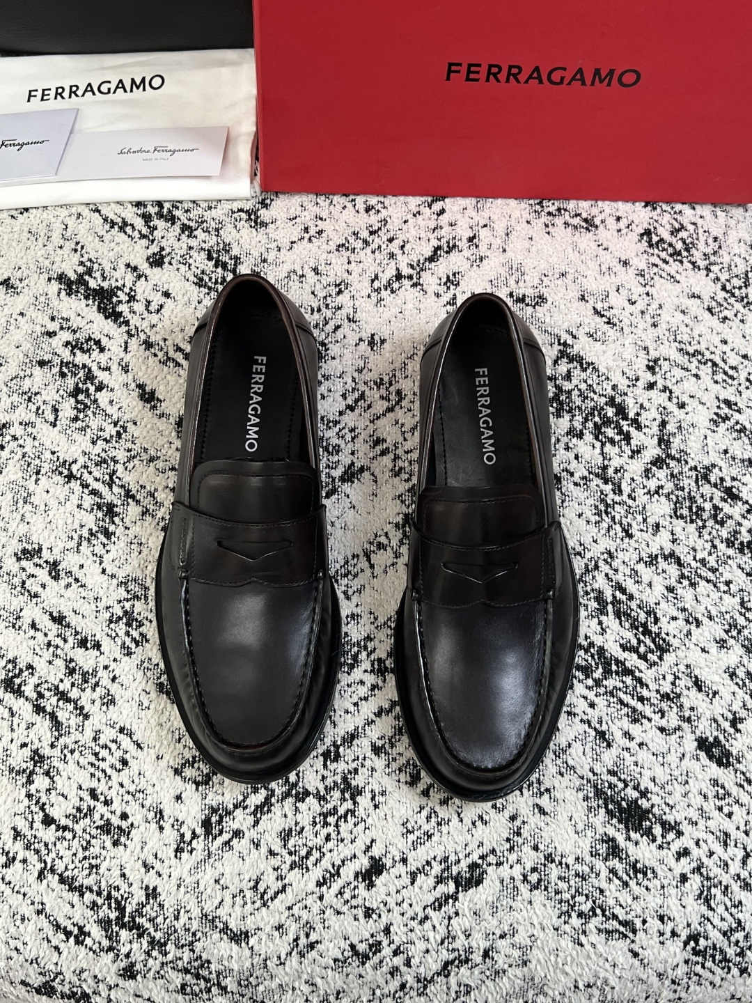 Ferragamo  高品质  顶级工艺品  菲拉格慕  皮鞋专柜同步发售原厂配置，意大利进口原版牛皮，进口水染牛里 ，