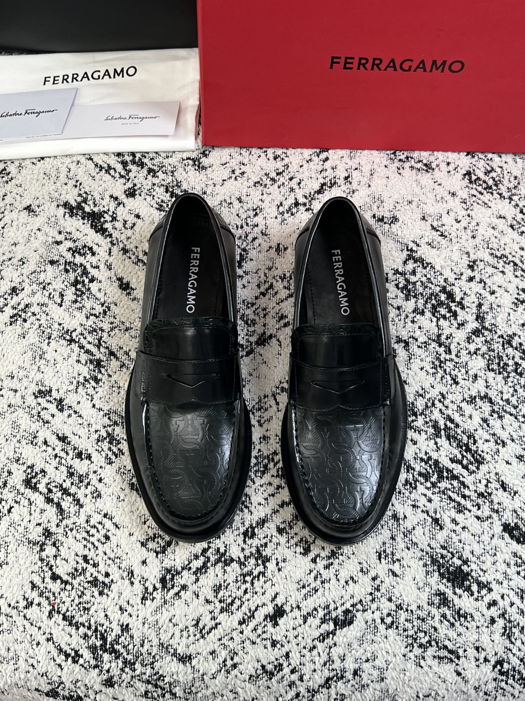 Ferragamo  高品质  顶级工艺品  菲拉格慕  皮鞋专柜同步发售原厂配置，意大利进口原版牛皮，进口水染牛里 ，