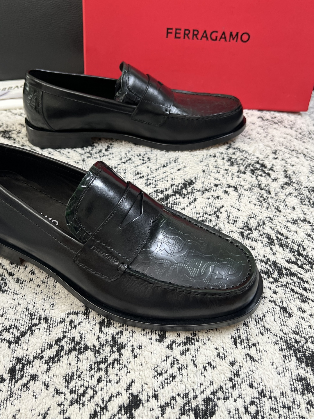Ferragamo  高品质  顶级工艺品  菲拉格慕  皮鞋专柜同步发售原厂配置，意大利进口原版牛皮，进口水染牛里 ，