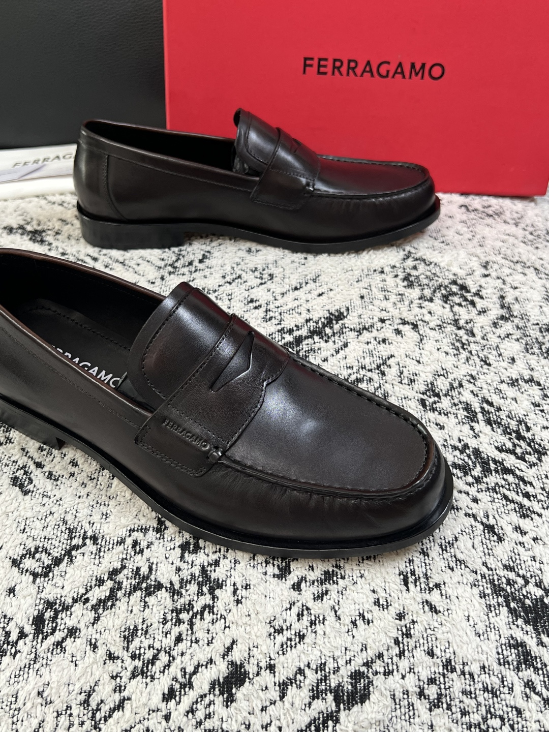 Ferragamo  高品质  顶级工艺品  菲拉格慕  皮鞋专柜同步发售原厂配置，意大利进口原版牛皮，进口水染牛里 ，