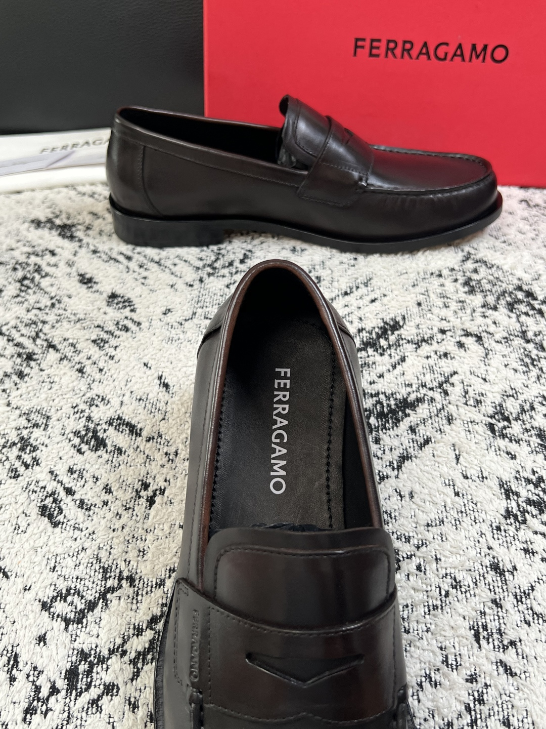 Ferragamo  高品质  顶级工艺品  菲拉格慕  皮鞋专柜同步发售原厂配置，意大利进口原版牛皮，进口水染牛里 ，