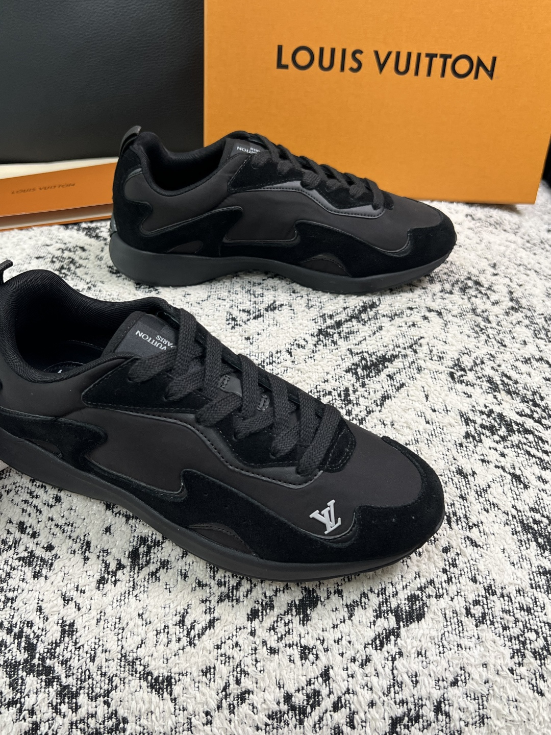 Lv  高品质  顶级工艺品  路易威登，运动板鞋专柜同步，鞋面意大利进口，高品质拼接缤纷色彩复杂工艺品，进口牛皮里垫柔
