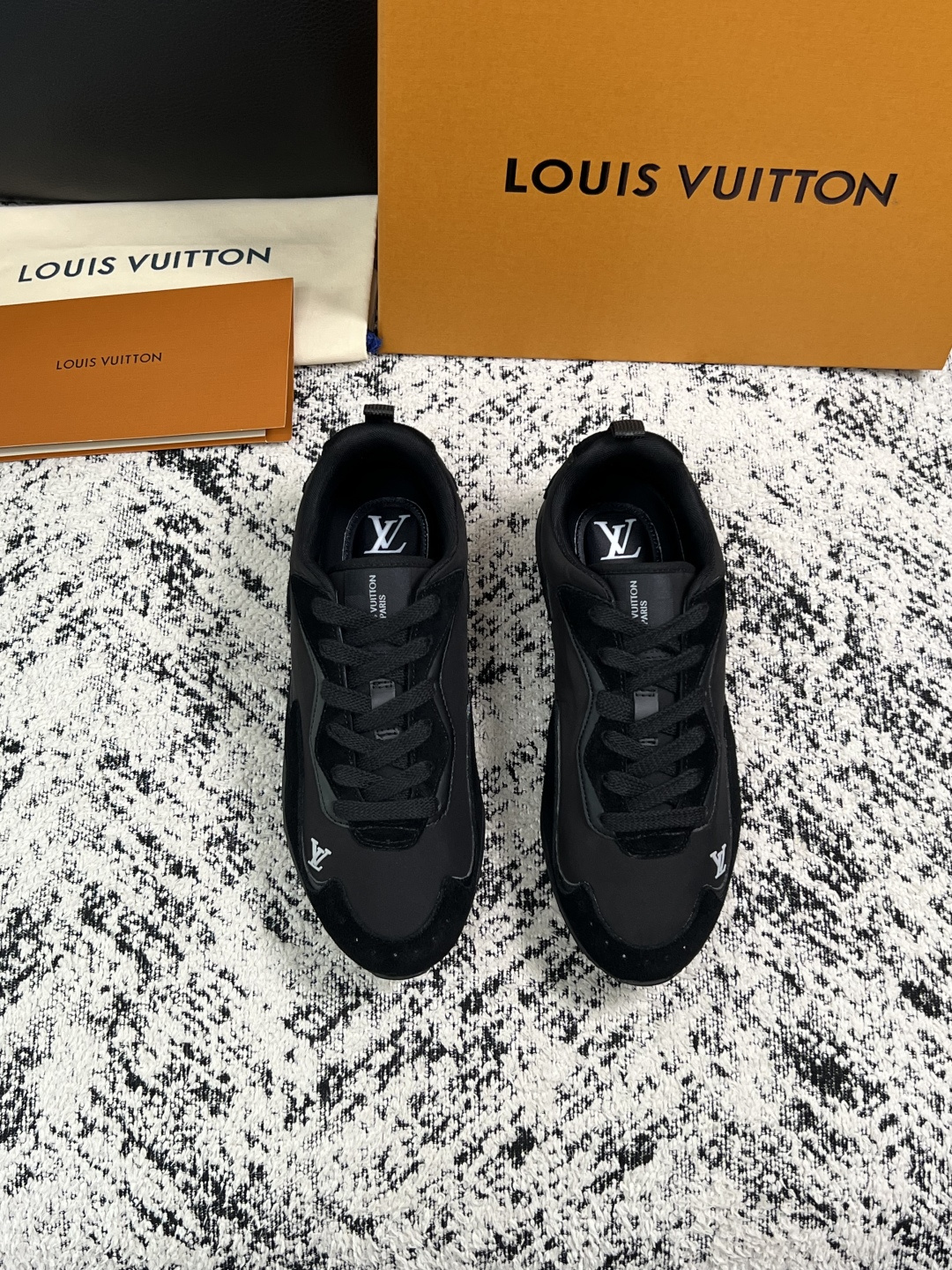 Lv  高品质  顶级工艺品  路易威登，运动板鞋专柜同步，鞋面意大利进口，高品质拼接缤纷色彩复杂工艺品，进口牛皮里垫柔