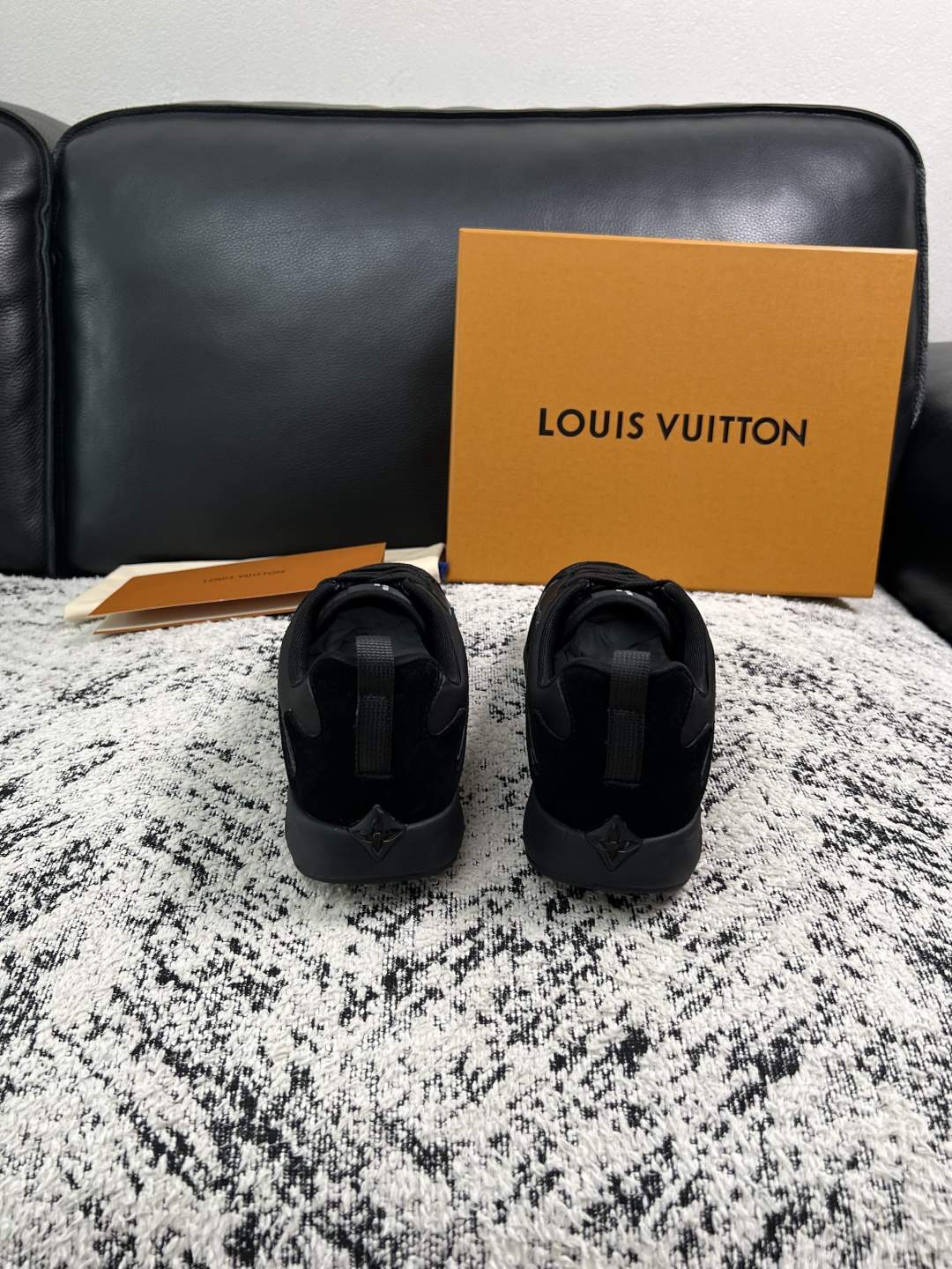 Lv  高品质  顶级工艺品  路易威登，运动板鞋专柜同步，鞋面意大利进口，高品质拼接缤纷色彩复杂工艺品，进口牛皮里垫柔