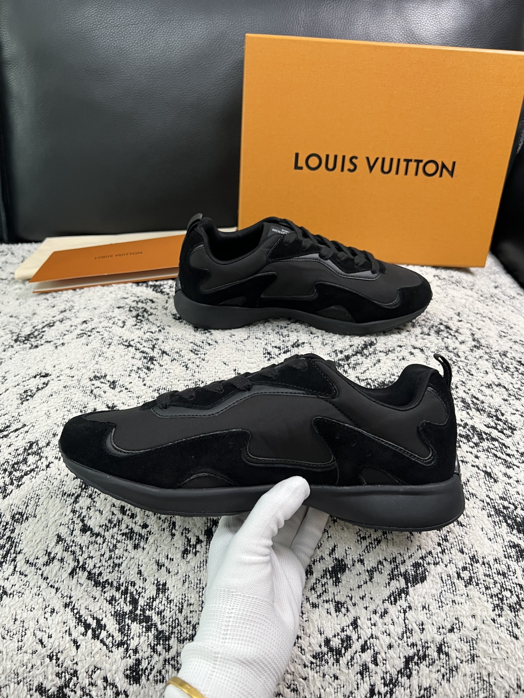 Lv  高品质  顶级工艺品  路易威登，运动板鞋专柜同步，鞋面意大利进口，高品质拼接缤纷色彩复杂工艺品，进口牛皮里垫柔