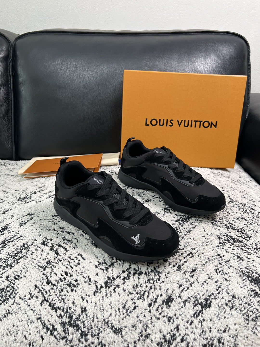 Lv  高品质  顶级工艺品  路易威登，运动板鞋专柜同步，鞋面意大利进口，高品质拼接缤纷色彩复杂工艺品，进口牛皮里垫柔
