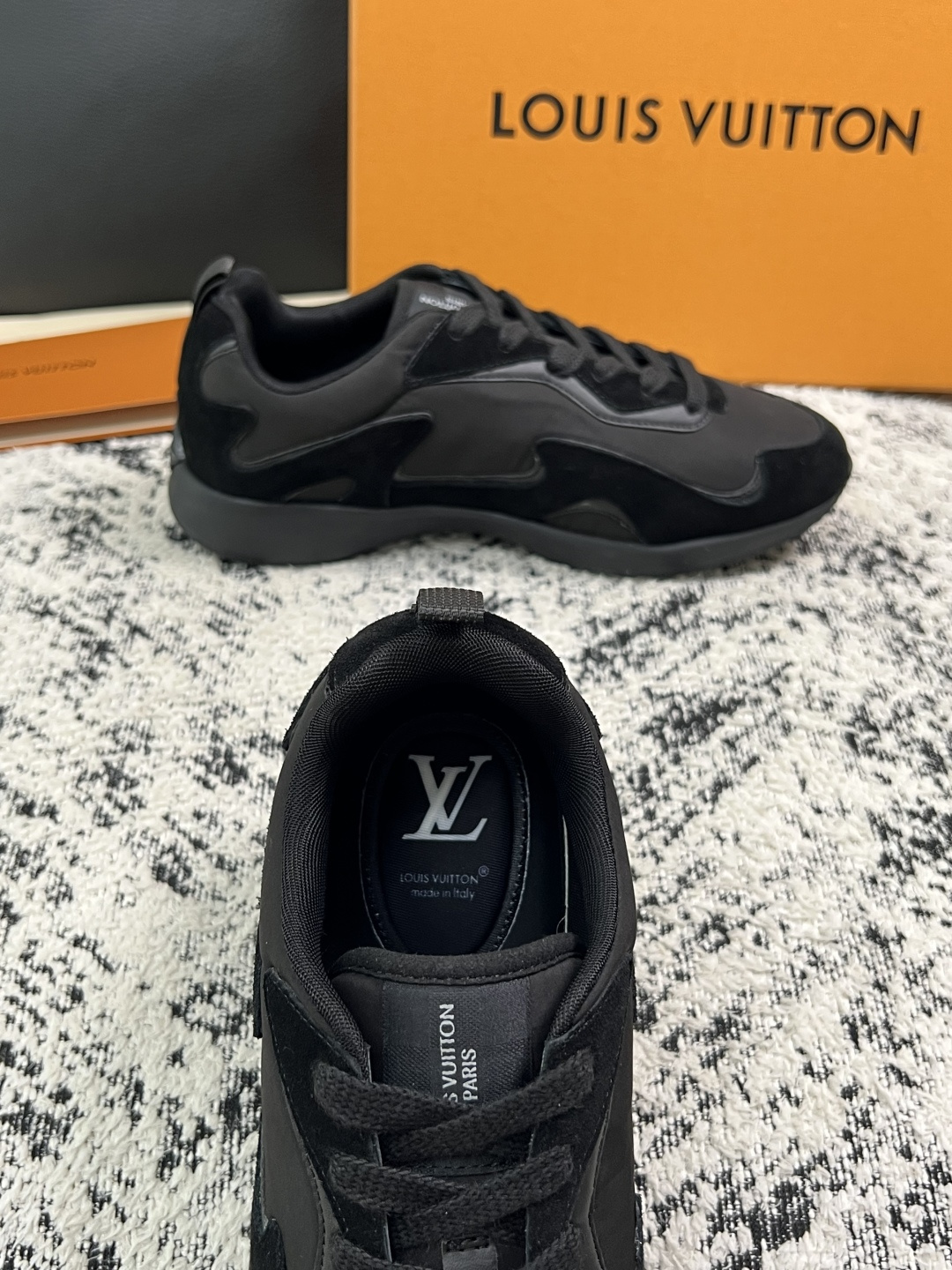 Lv  高品质  顶级工艺品  路易威登，运动板鞋专柜同步，鞋面意大利进口，高品质拼接缤纷色彩复杂工艺品，进口牛皮里垫柔