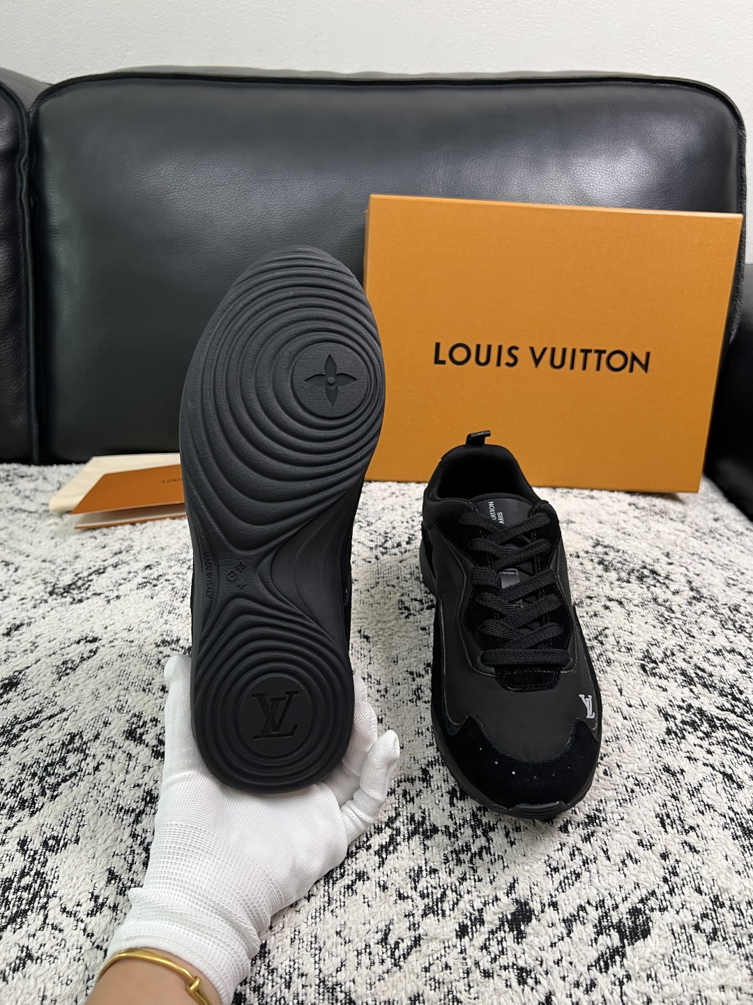Lv  高品质  顶级工艺品  路易威登，运动板鞋专柜同步，鞋面意大利进口，高品质拼接缤纷色彩复杂工艺品，进口牛皮里垫柔