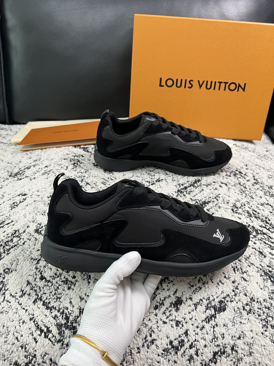 Lv  高品质  顶级工艺品  路易威登，运动板鞋专柜同步，鞋面意大利进口，高品质拼接缤纷色彩复杂工艺品，进口牛皮里垫柔