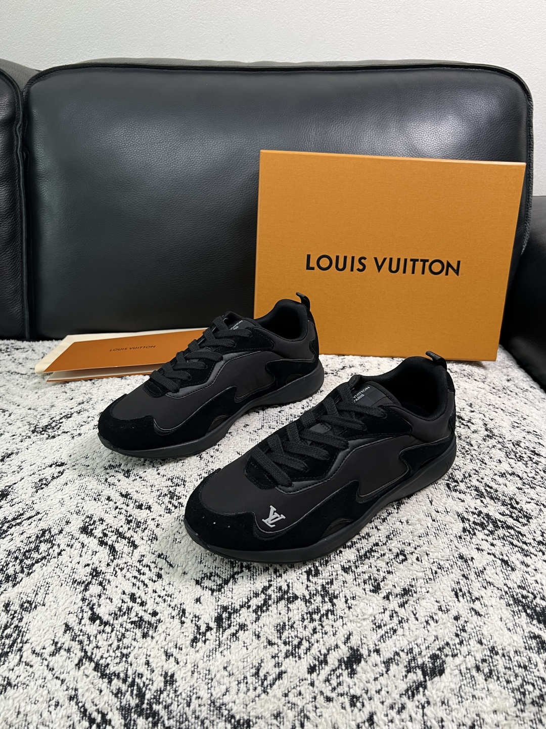 Lv  高品质  顶级工艺品  路易威登，运动板鞋专柜同步，鞋面意大利进口，高品质拼接缤纷色彩复杂工艺品，进口牛皮里垫柔