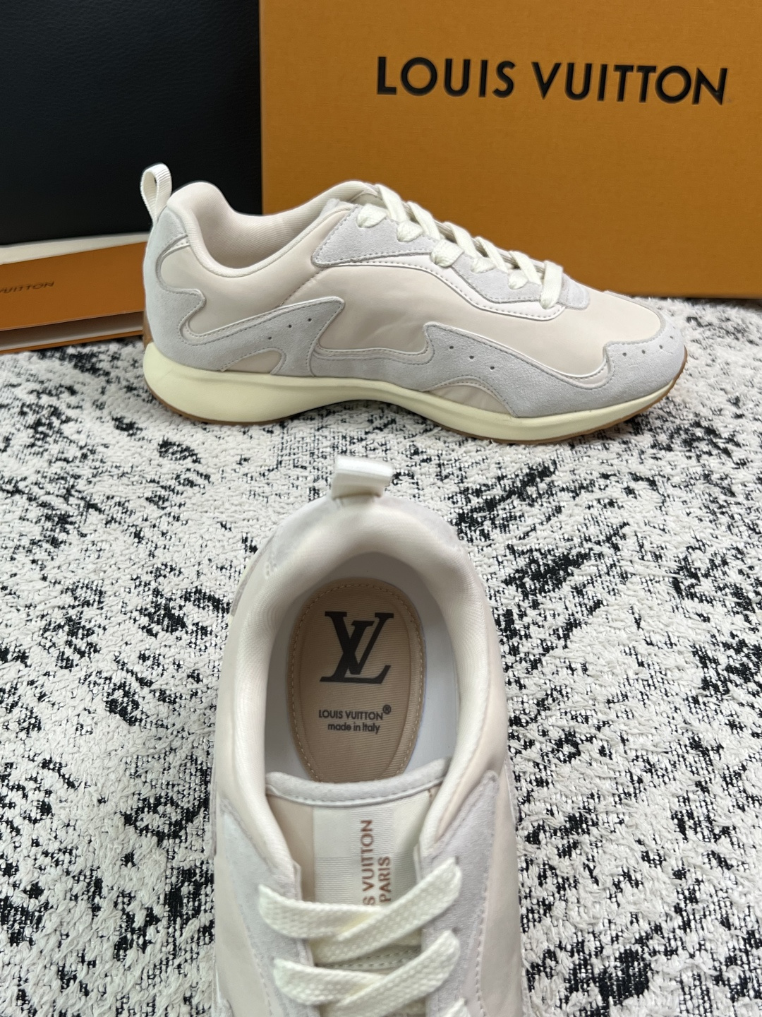 Lv  高品质  顶级工艺品  路易威登，运动板鞋专柜同步，鞋面意大利进口，高品质拼接缤纷色彩复杂工艺品，进口牛皮里垫柔