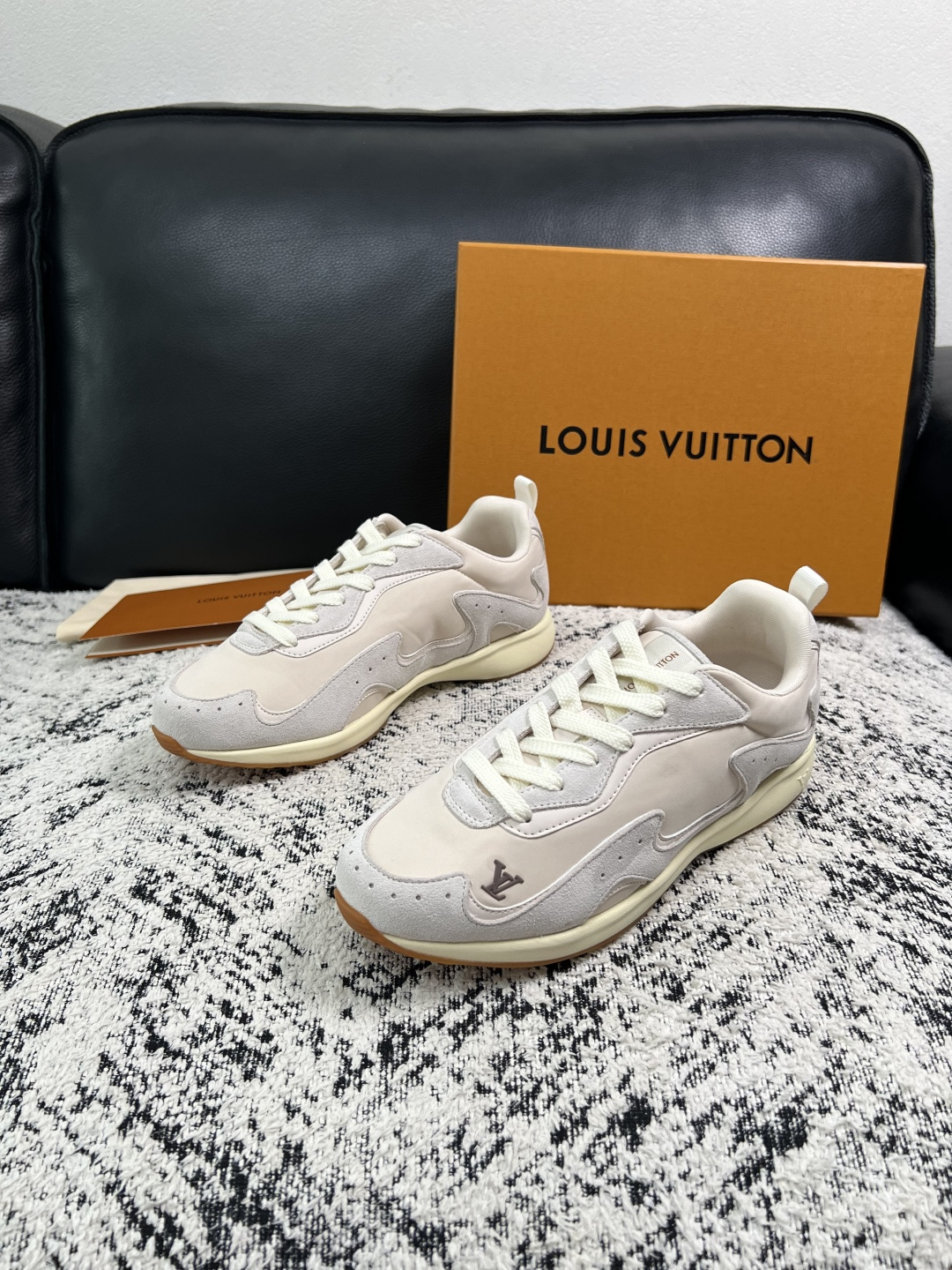 Lv  高品质  顶级工艺品  路易威登，运动板鞋专柜同步，鞋面意大利进口，高品质拼接缤纷色彩复杂工艺品，进口牛皮里垫柔