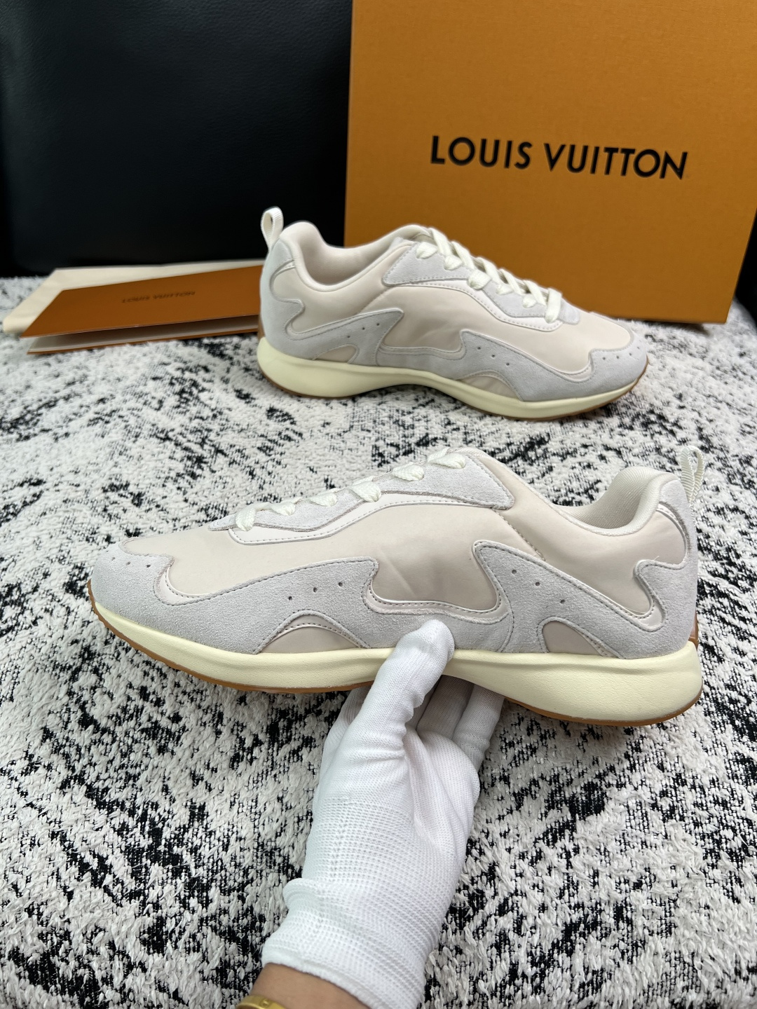 Lv  高品质  顶级工艺品  路易威登，运动板鞋专柜同步，鞋面意大利进口，高品质拼接缤纷色彩复杂工艺品，进口牛皮里垫柔