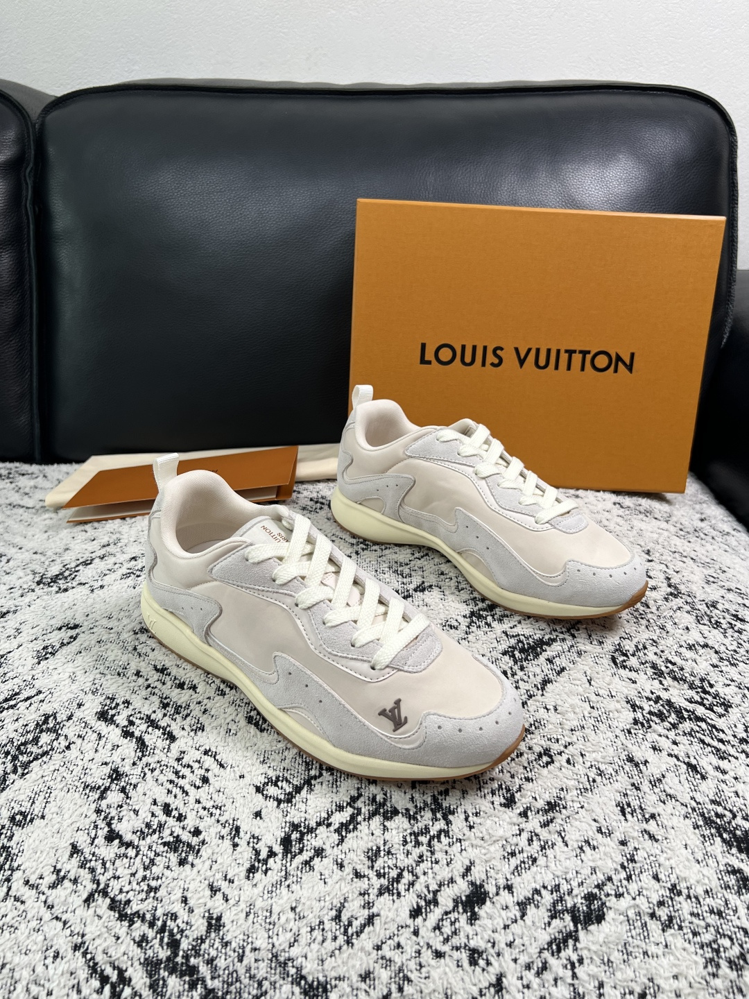 Lv  高品质  顶级工艺品  路易威登，运动板鞋专柜同步，鞋面意大利进口，高品质拼接缤纷色彩复杂工艺品，进口牛皮里垫柔
