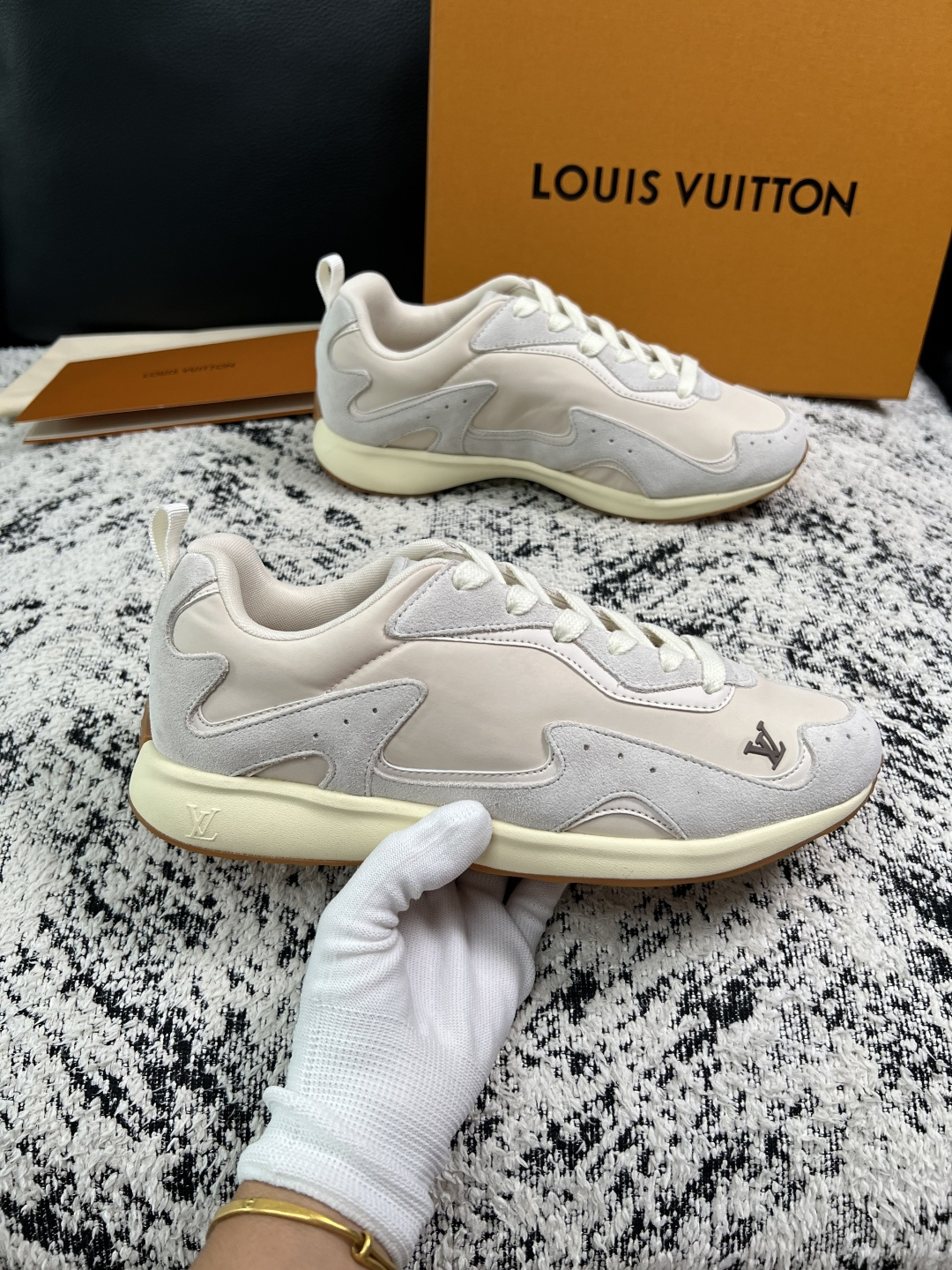 Lv  高品质  顶级工艺品  路易威登，运动板鞋专柜同步，鞋面意大利进口，高品质拼接缤纷色彩复杂工艺品，进口牛皮里垫柔