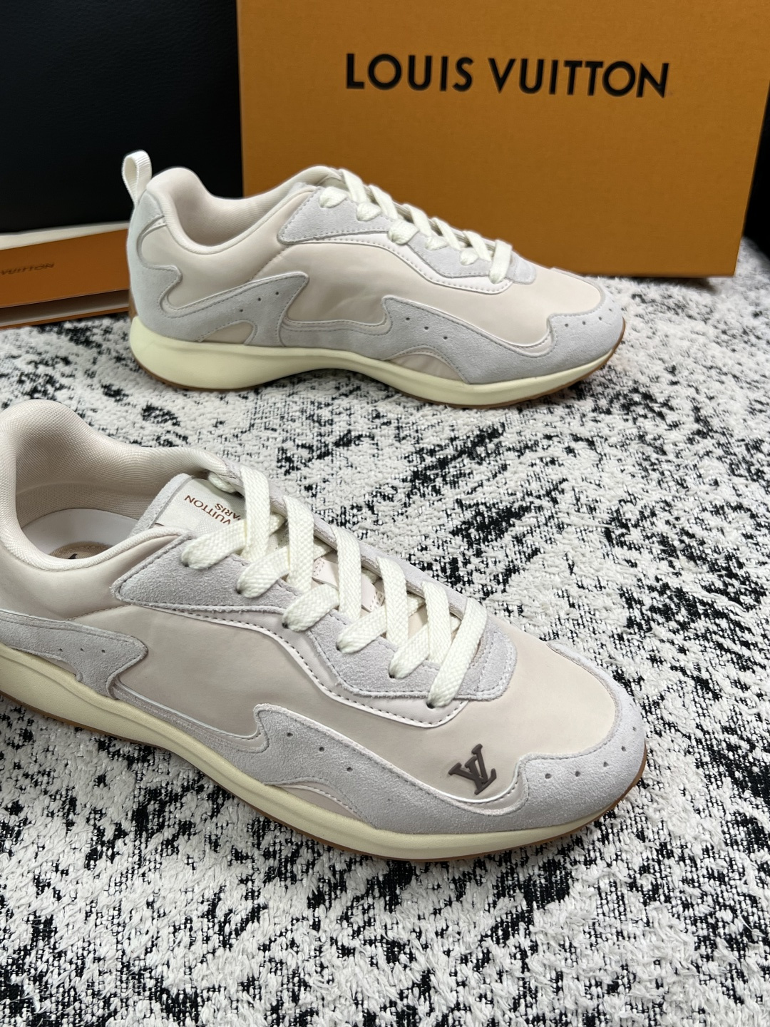 Lv  高品质  顶级工艺品  路易威登，运动板鞋专柜同步，鞋面意大利进口，高品质拼接缤纷色彩复杂工艺品，进口牛皮里垫柔