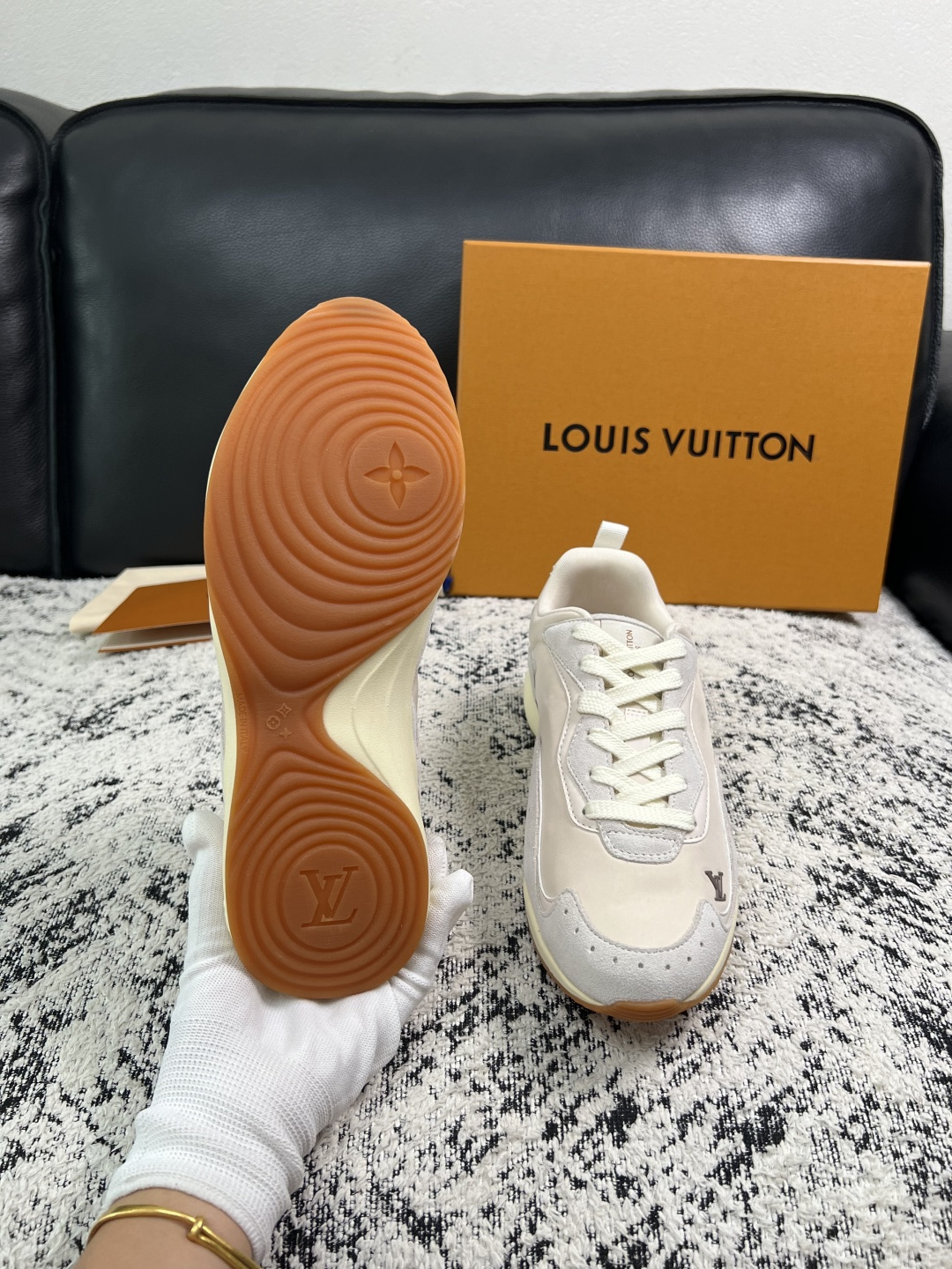 Lv  高品质  顶级工艺品  路易威登，运动板鞋专柜同步，鞋面意大利进口，高品质拼接缤纷色彩复杂工艺品，进口牛皮里垫柔