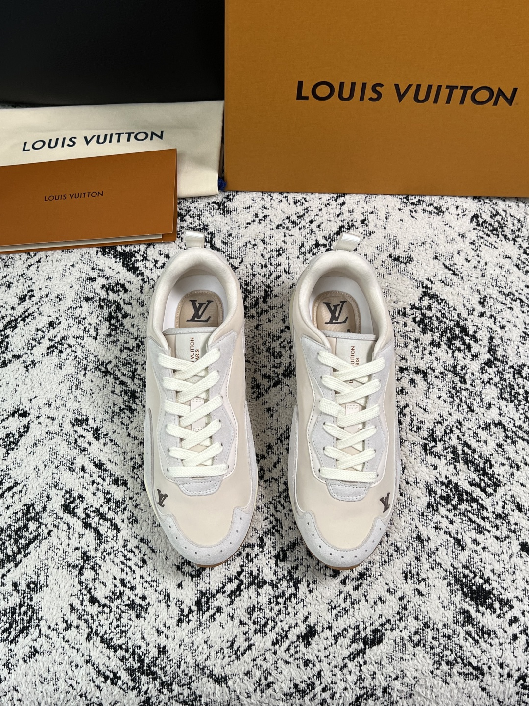 Lv  高品质  顶级工艺品  路易威登，运动板鞋专柜同步，鞋面意大利进口，高品质拼接缤纷色彩复杂工艺品，进口牛皮里垫柔