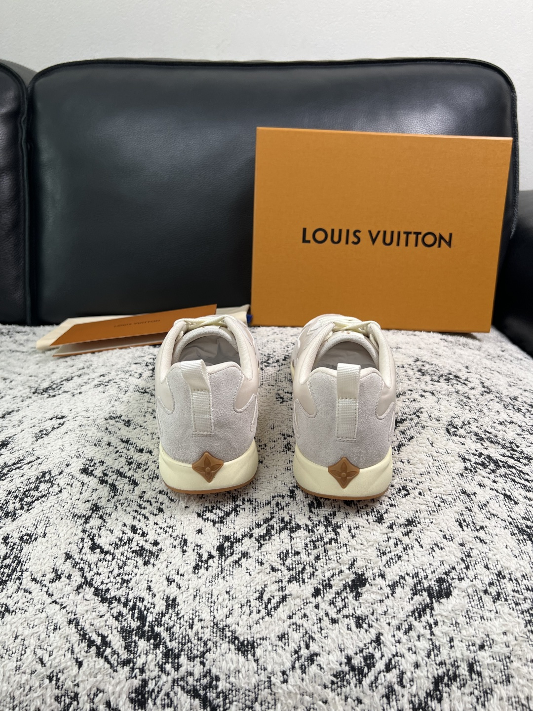 Lv  高品质  顶级工艺品  路易威登，运动板鞋专柜同步，鞋面意大利进口，高品质拼接缤纷色彩复杂工艺品，进口牛皮里垫柔