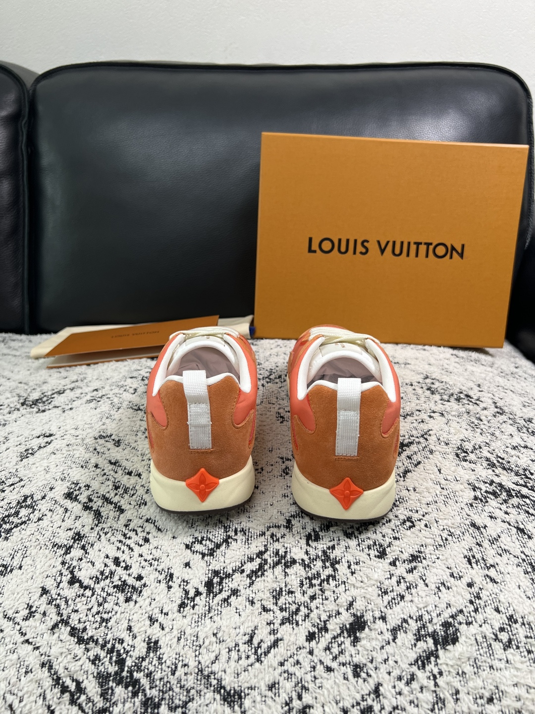 Lv  高品质  顶级工艺品  路易威登，运动板鞋专柜同步，鞋面意大利进口，高品质拼接缤纷色彩复杂工艺品，进口牛皮里垫柔