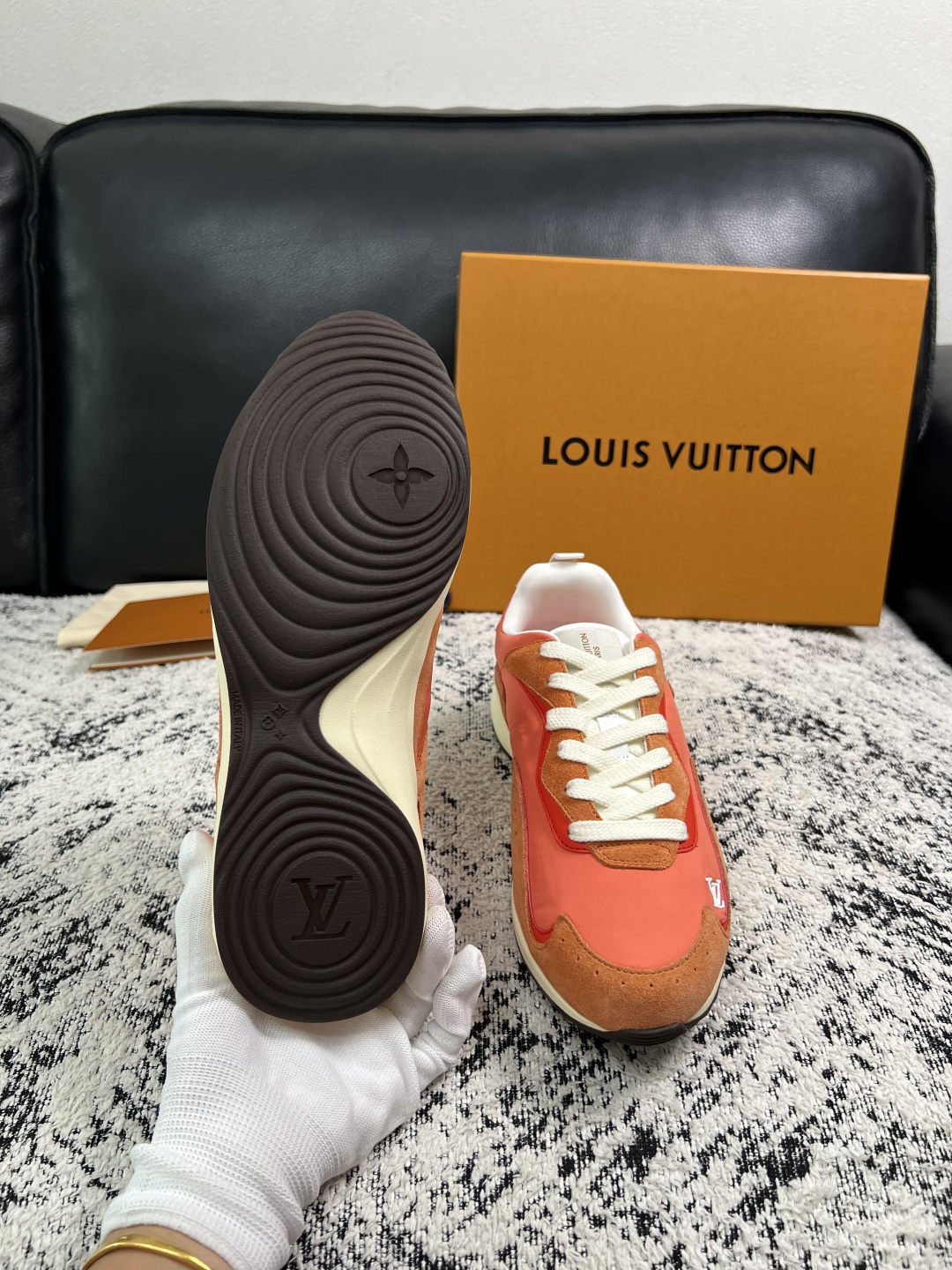 Lv  高品质  顶级工艺品  路易威登，运动板鞋专柜同步，鞋面意大利进口，高品质拼接缤纷色彩复杂工艺品，进口牛皮里垫柔
