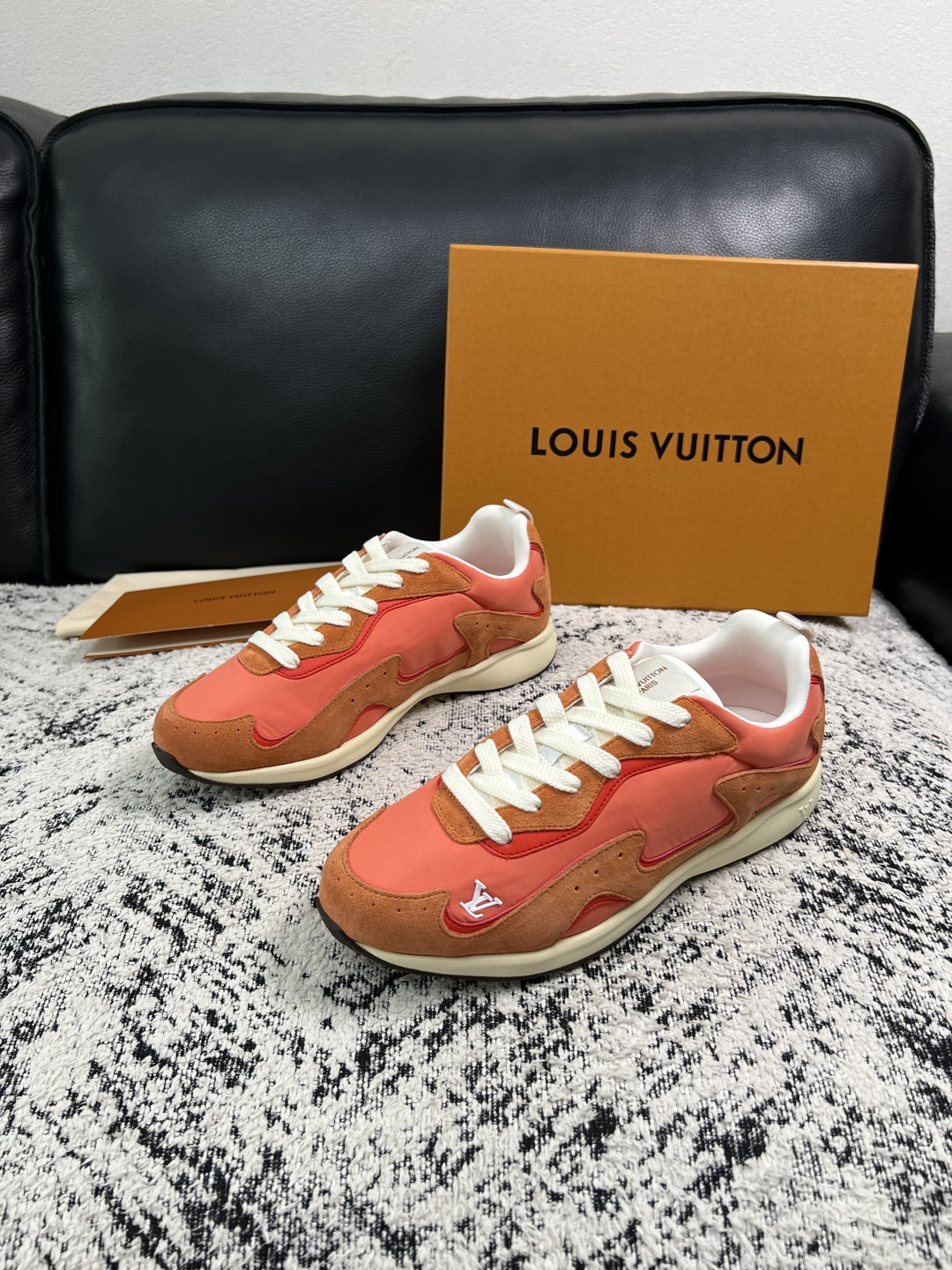 Lv  高品质  顶级工艺品  路易威登，运动板鞋专柜同步，鞋面意大利进口，高品质拼接缤纷色彩复杂工艺品，进口牛皮里垫柔