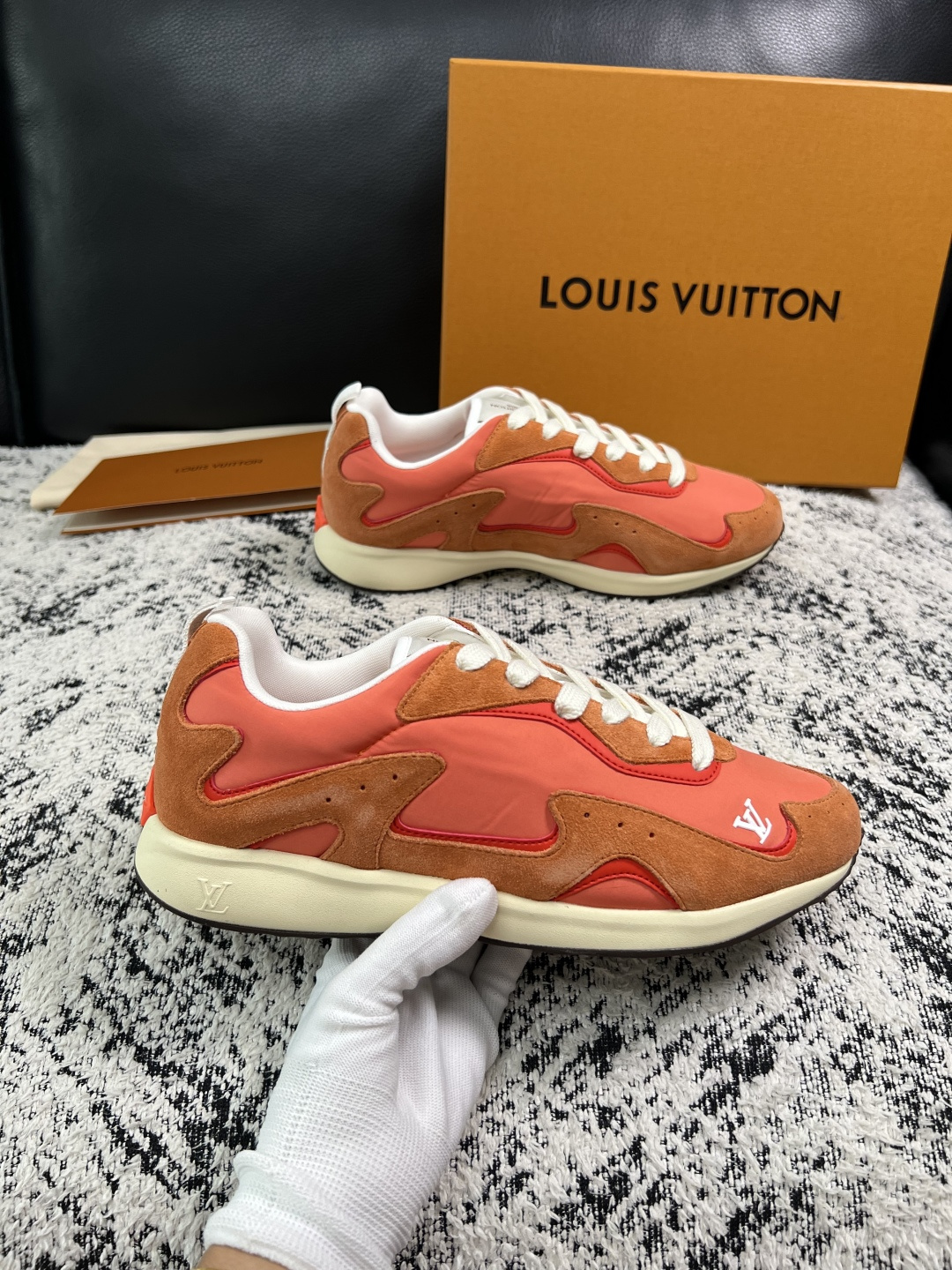 Lv  高品质  顶级工艺品  路易威登，运动板鞋专柜同步，鞋面意大利进口，高品质拼接缤纷色彩复杂工艺品，进口牛皮里垫柔