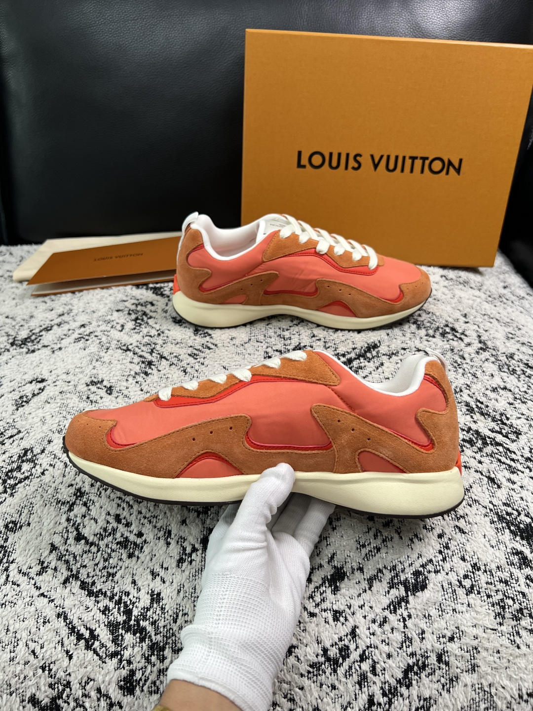 Lv  高品质  顶级工艺品  路易威登，运动板鞋专柜同步，鞋面意大利进口，高品质拼接缤纷色彩复杂工艺品，进口牛皮里垫柔