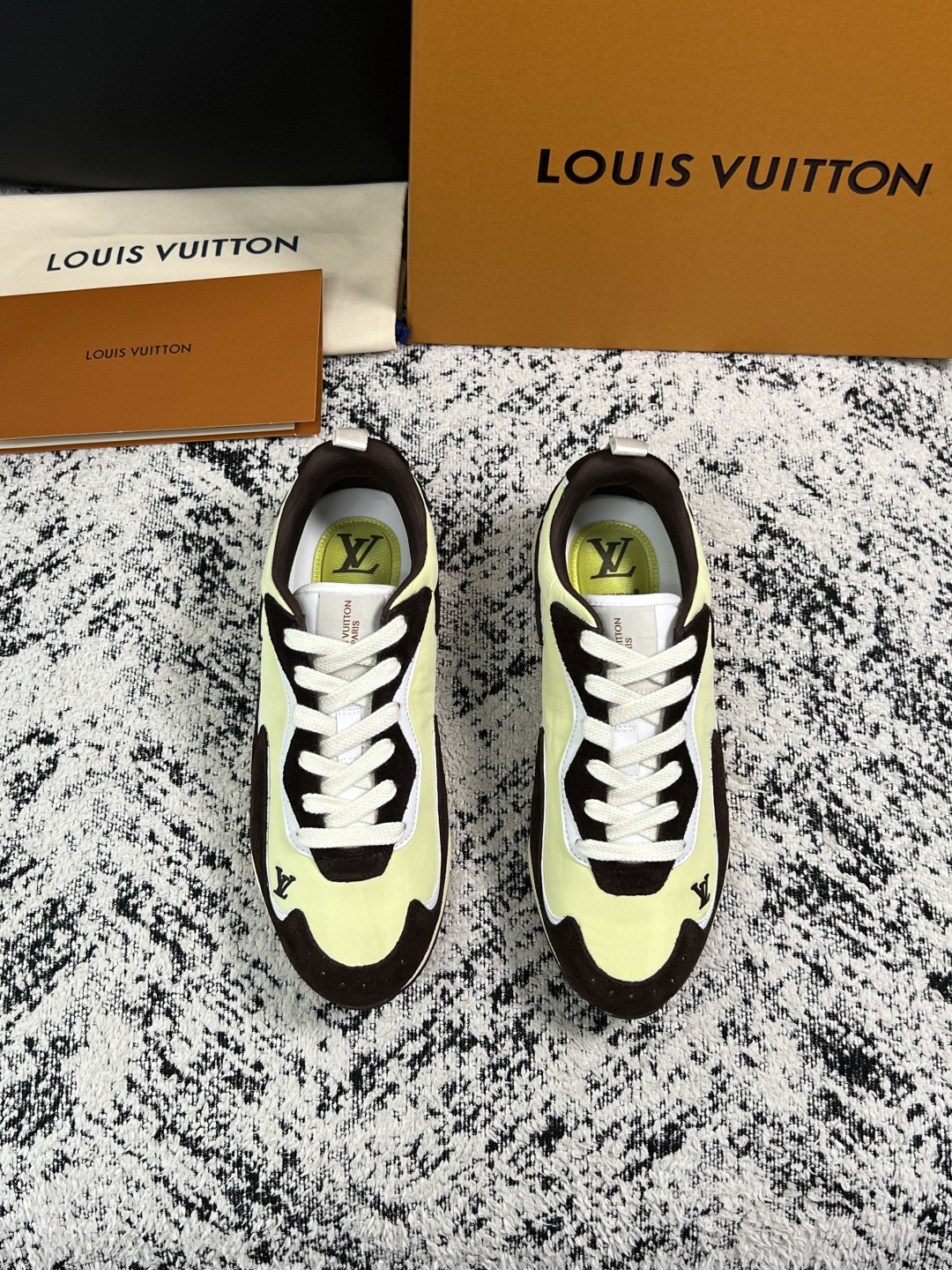 Lv  高品质  顶级工艺品  路易威登，运动板鞋专柜同步，鞋面意大利进口，高品质拼接缤纷色彩复杂工艺品，进口牛皮里垫柔