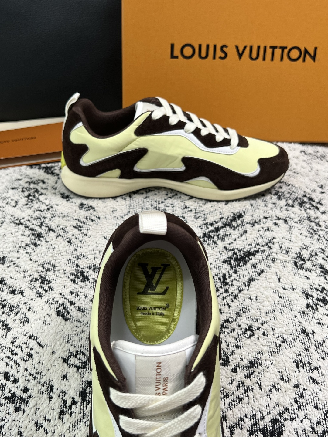 Lv  高品质  顶级工艺品  路易威登，运动板鞋专柜同步，鞋面意大利进口，高品质拼接缤纷色彩复杂工艺品，进口牛皮里垫柔