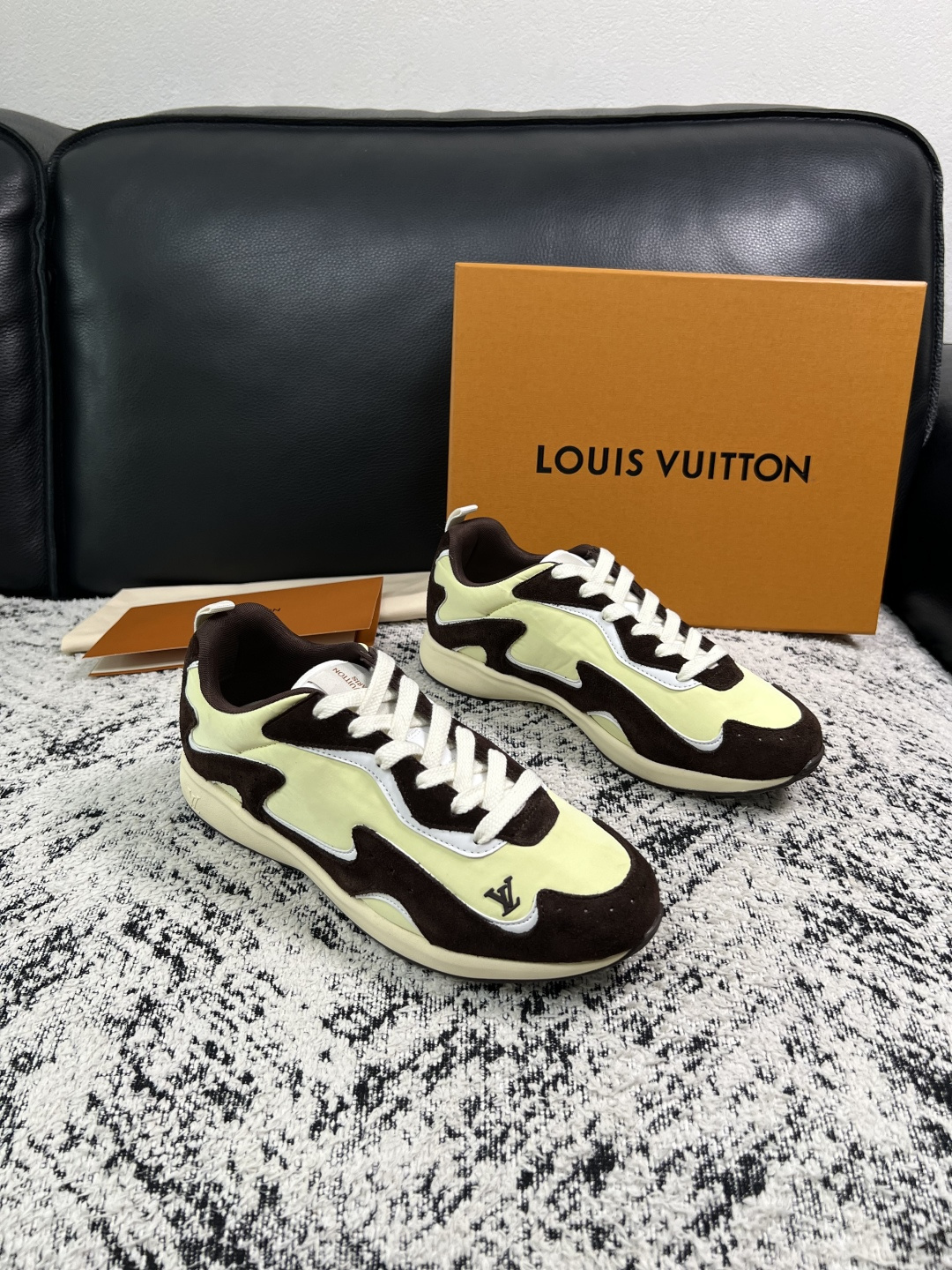 Lv  高品质  顶级工艺品  路易威登，运动板鞋专柜同步，鞋面意大利进口，高品质拼接缤纷色彩复杂工艺品，进口牛皮里垫柔