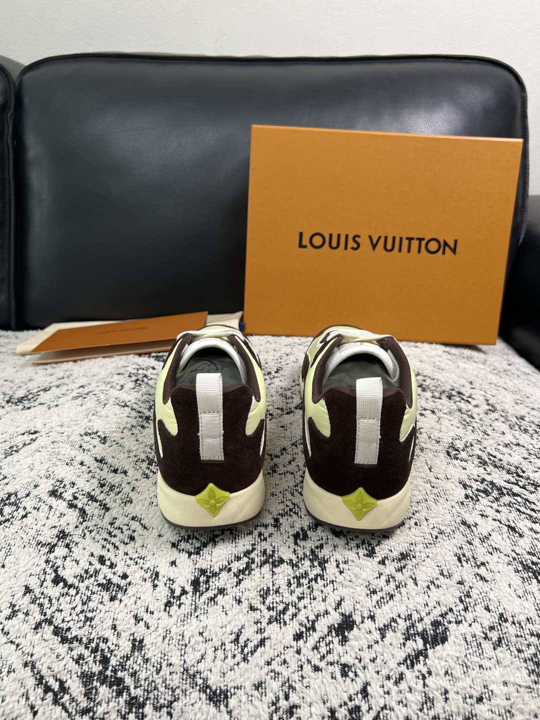 Lv  高品质  顶级工艺品  路易威登，运动板鞋专柜同步，鞋面意大利进口，高品质拼接缤纷色彩复杂工艺品，进口牛皮里垫柔