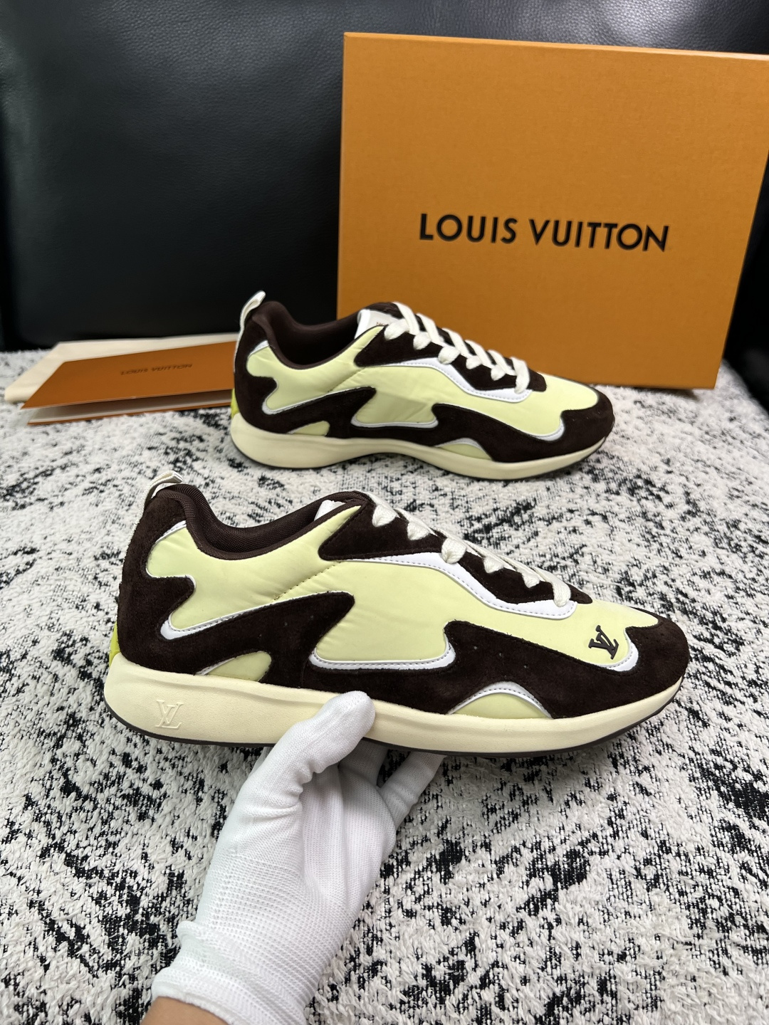 Lv  高品质  顶级工艺品  路易威登，运动板鞋专柜同步，鞋面意大利进口，高品质拼接缤纷色彩复杂工艺品，进口牛皮里垫柔