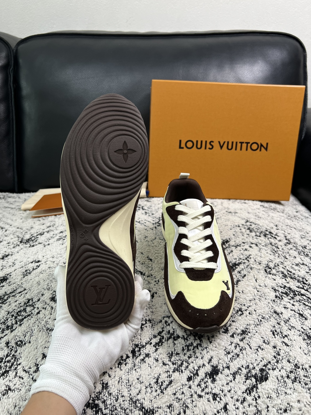 Lv  高品质  顶级工艺品  路易威登，运动板鞋专柜同步，鞋面意大利进口，高品质拼接缤纷色彩复杂工艺品，进口牛皮里垫柔