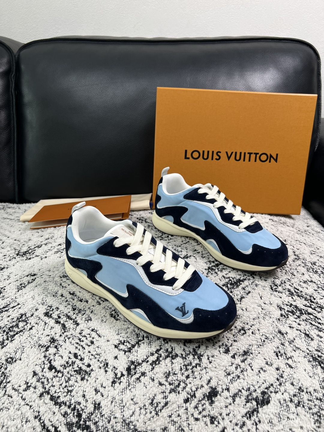 Lv  高品质  顶级工艺品  路易威登，运动板鞋专柜同步，鞋面意大利进口，高品质拼接缤纷色彩复杂工艺品，进口牛皮里垫柔