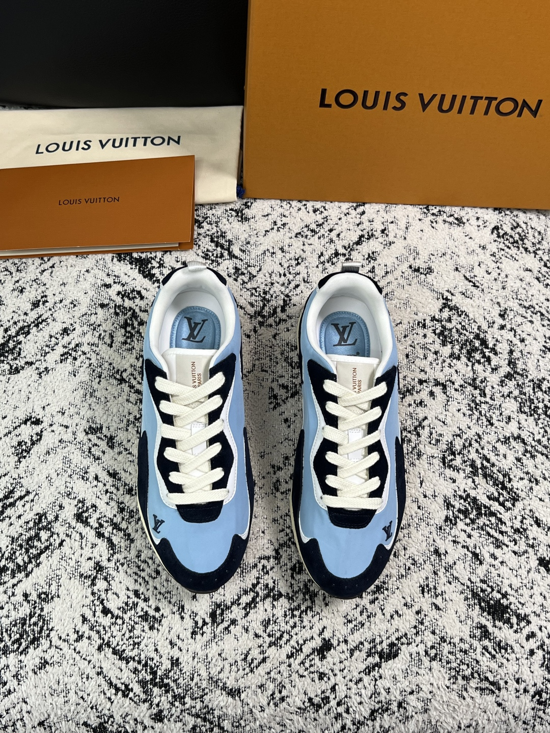 Lv  高品质  顶级工艺品  路易威登，运动板鞋专柜同步，鞋面意大利进口，高品质拼接缤纷色彩复杂工艺品，进口牛皮里垫柔