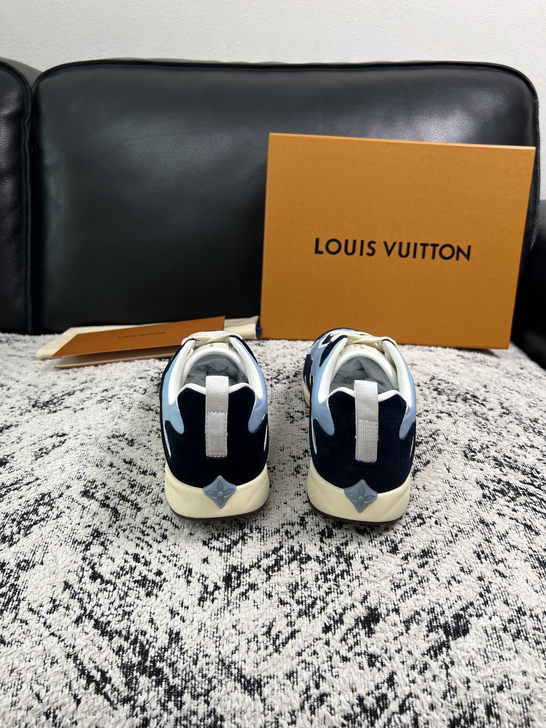 Lv  高品质  顶级工艺品  路易威登，运动板鞋专柜同步，鞋面意大利进口，高品质拼接缤纷色彩复杂工艺品，进口牛皮里垫柔