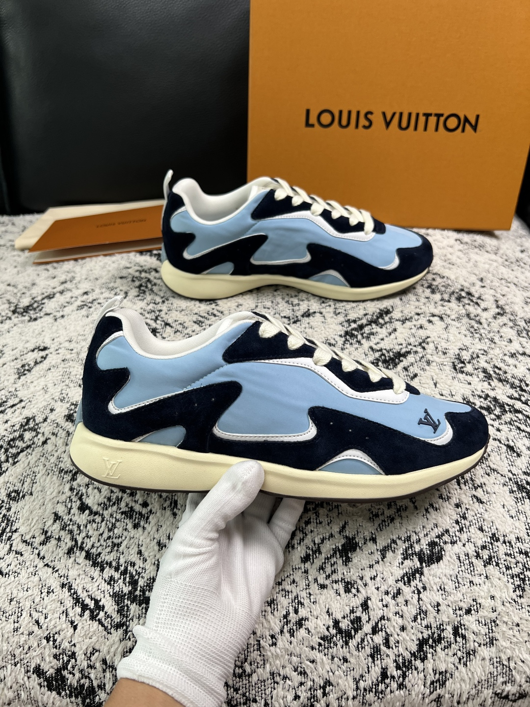 Lv  高品质  顶级工艺品  路易威登，运动板鞋专柜同步，鞋面意大利进口，高品质拼接缤纷色彩复杂工艺品，进口牛皮里垫柔