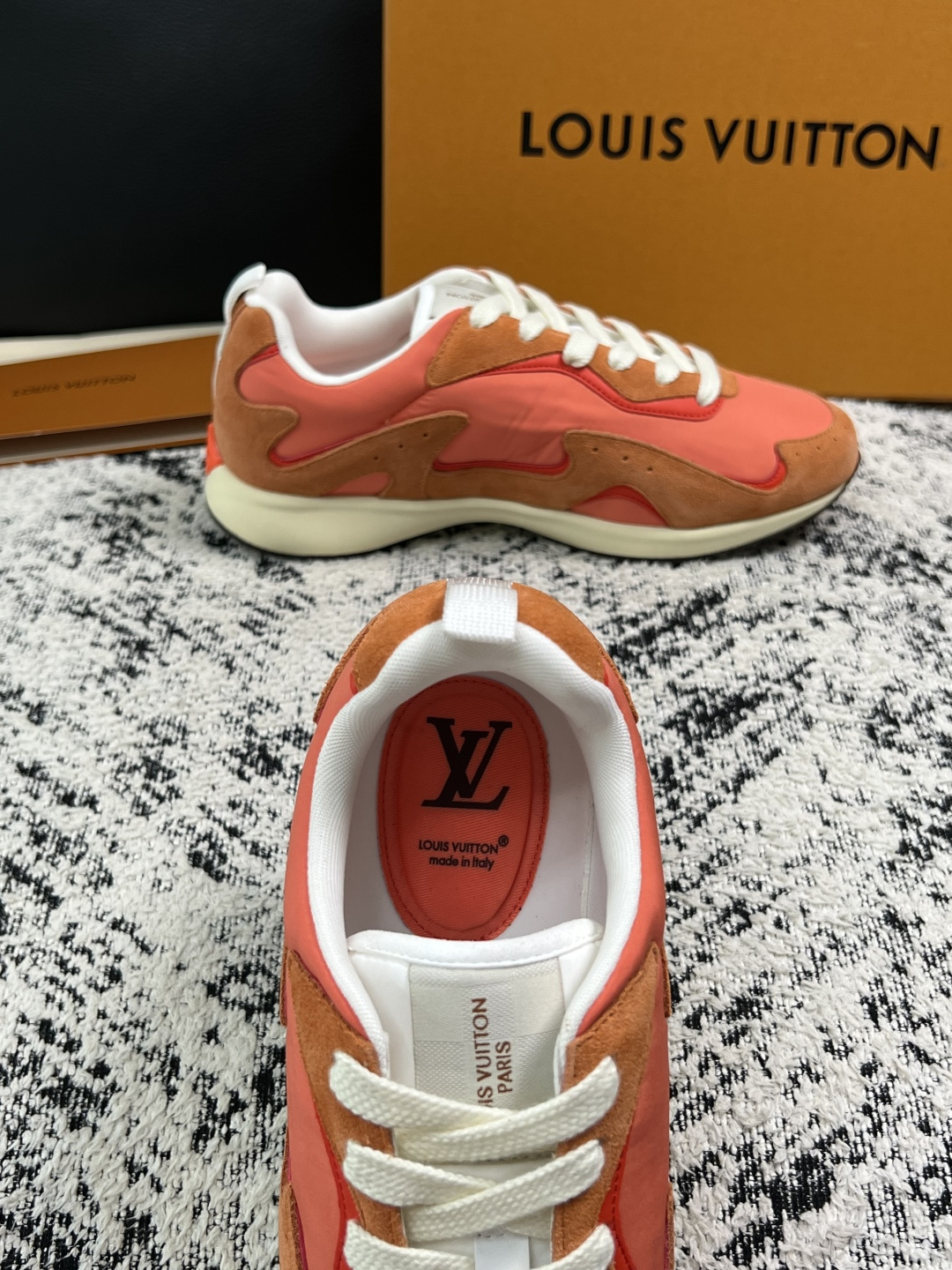Lv  高品质  顶级工艺品  路易威登，运动板鞋专柜同步，鞋面意大利进口，高品质拼接缤纷色彩复杂工艺品，进口牛皮里垫柔