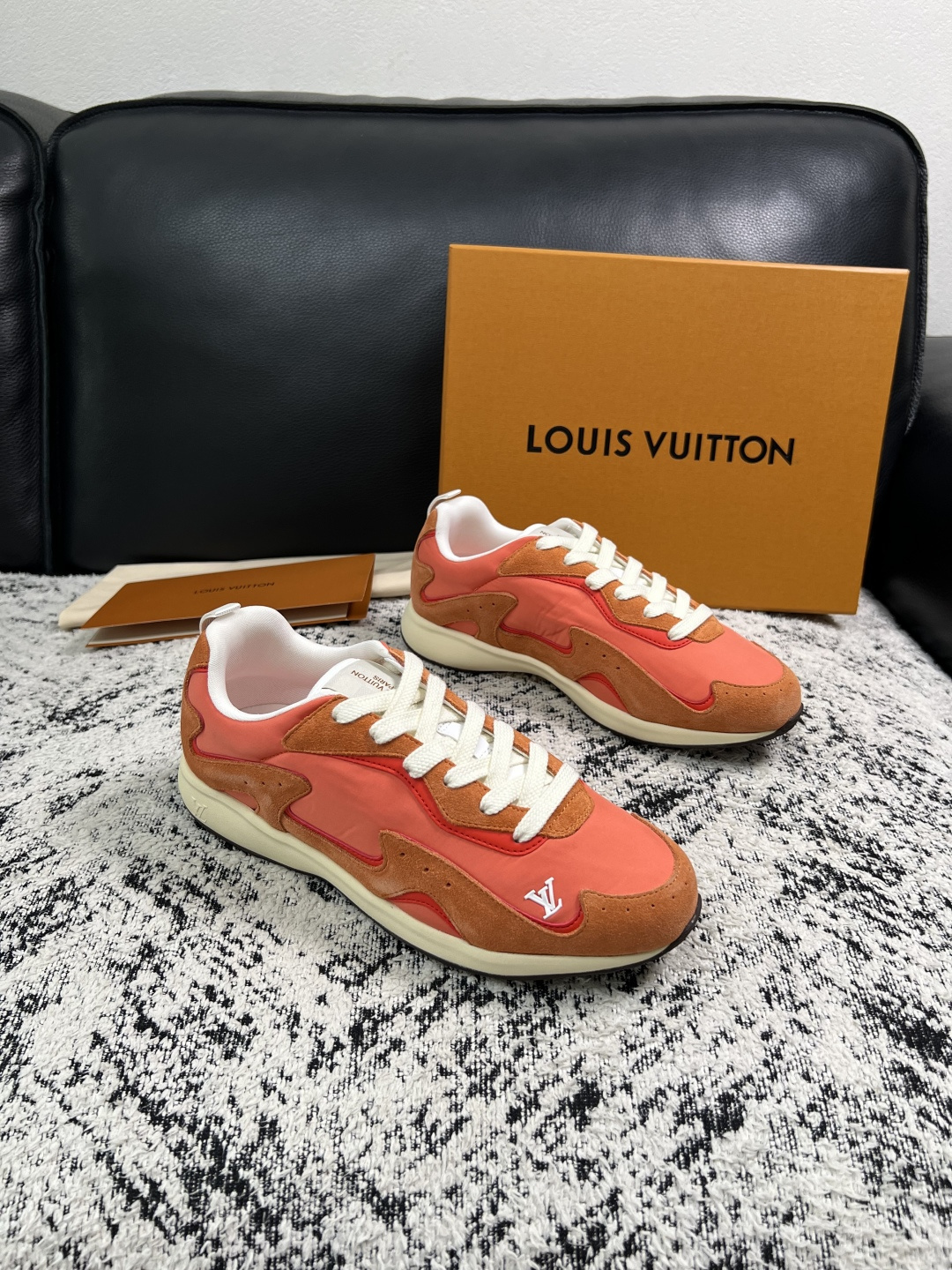 Lv  高品质  顶级工艺品  路易威登，运动板鞋专柜同步，鞋面意大利进口，高品质拼接缤纷色彩复杂工艺品，进口牛皮里垫柔
