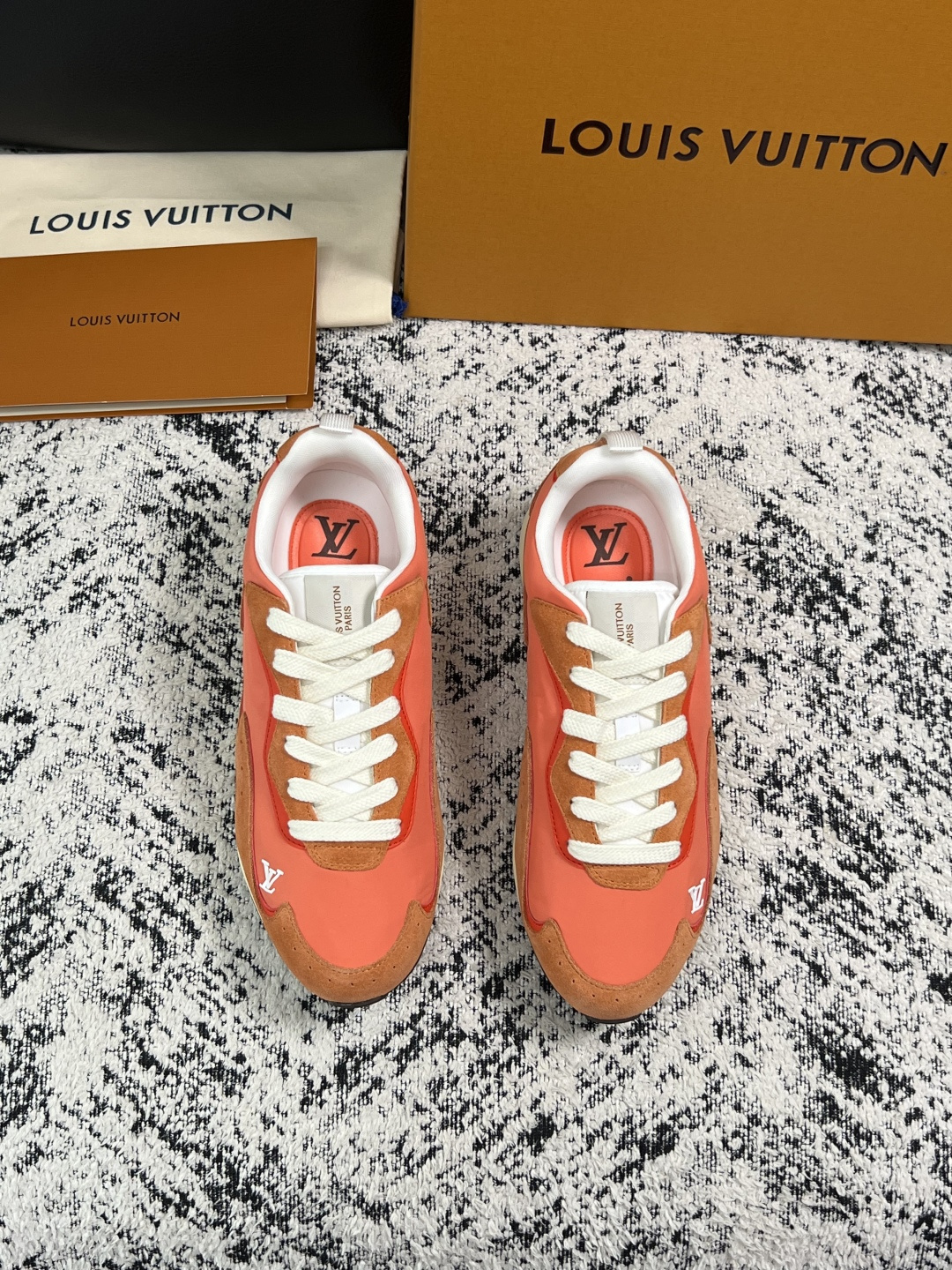 Lv  高品质  顶级工艺品  路易威登，运动板鞋专柜同步，鞋面意大利进口，高品质拼接缤纷色彩复杂工艺品，进口牛皮里垫柔
