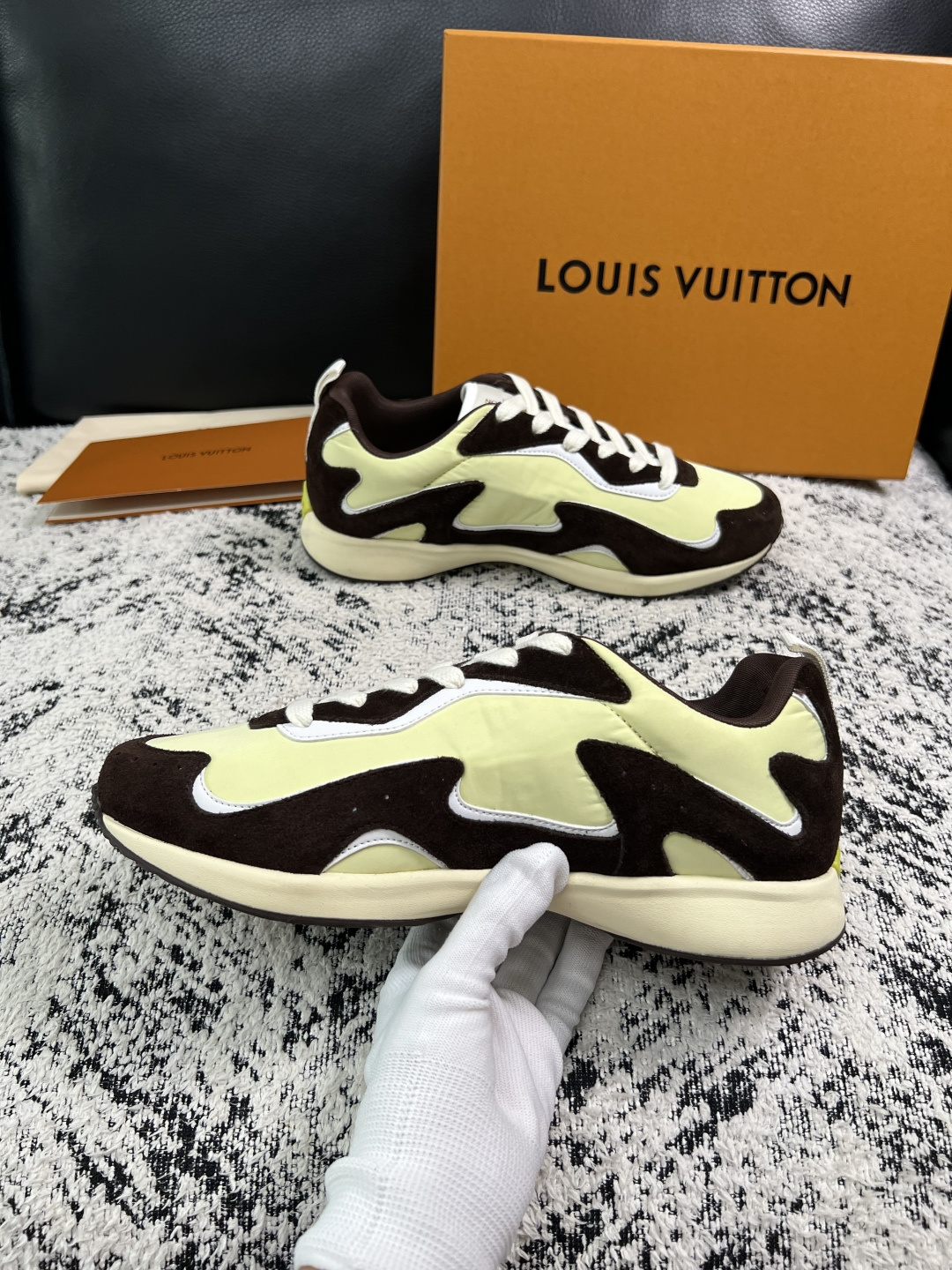 Lv  高品质  顶级工艺品  路易威登，运动板鞋专柜同步，鞋面意大利进口，高品质拼接缤纷色彩复杂工艺品，进口牛皮里垫柔