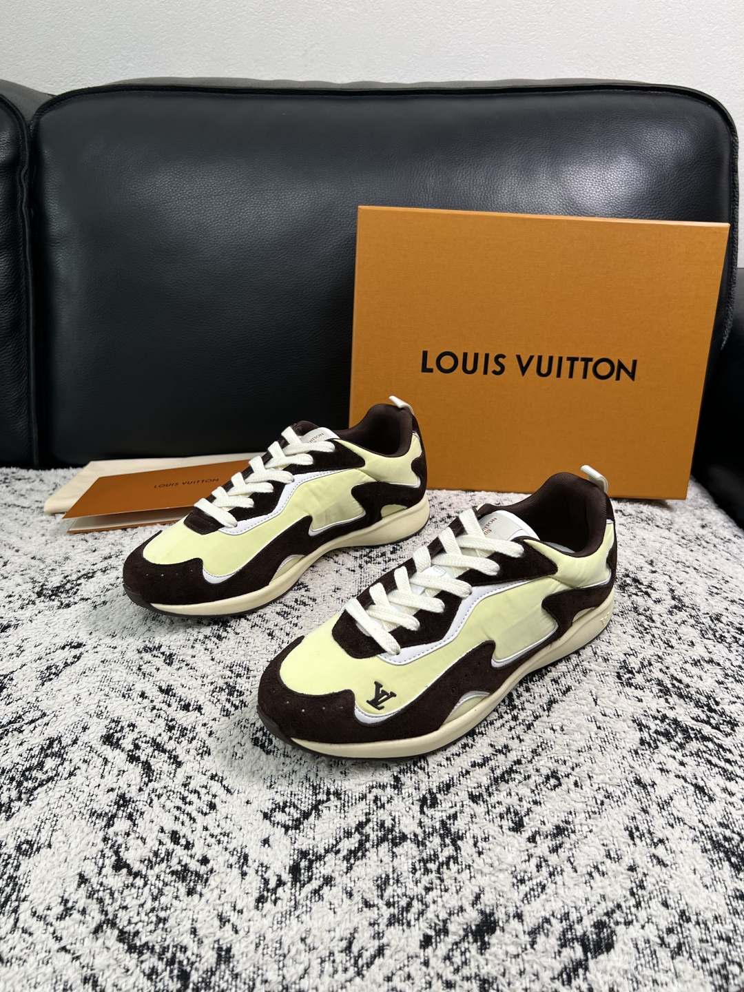 Lv  高品质  顶级工艺品  路易威登，运动板鞋专柜同步，鞋面意大利进口，高品质拼接缤纷色彩复杂工艺品，进口牛皮里垫柔
