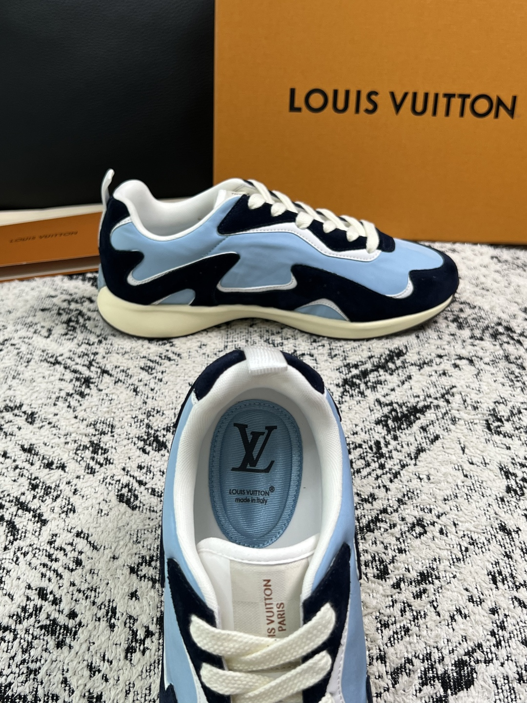Lv  高品质  顶级工艺品  路易威登，运动板鞋专柜同步，鞋面意大利进口，高品质拼接缤纷色彩复杂工艺品，进口牛皮里垫柔