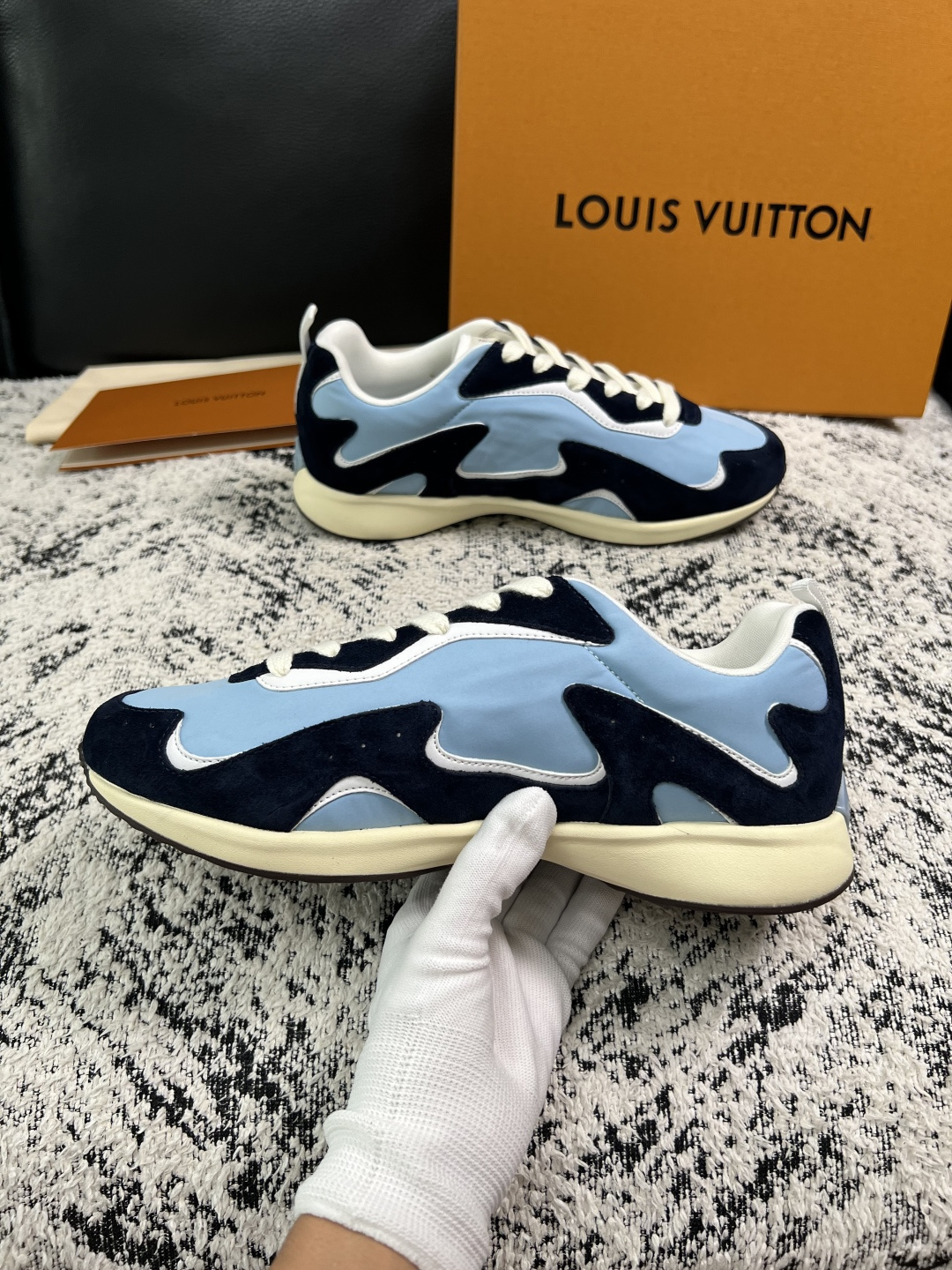 Lv  高品质  顶级工艺品  路易威登，运动板鞋专柜同步，鞋面意大利进口，高品质拼接缤纷色彩复杂工艺品，进口牛皮里垫柔