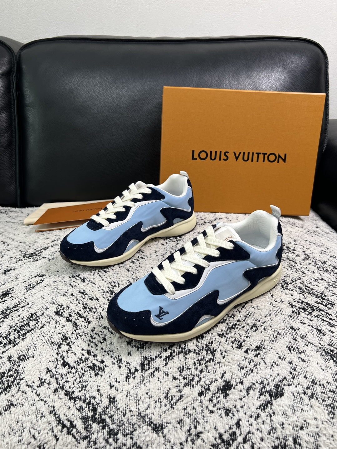 Lv  高品质  顶级工艺品  路易威登，运动板鞋专柜同步，鞋面意大利进口，高品质拼接缤纷色彩复杂工艺品，进口牛皮里垫柔