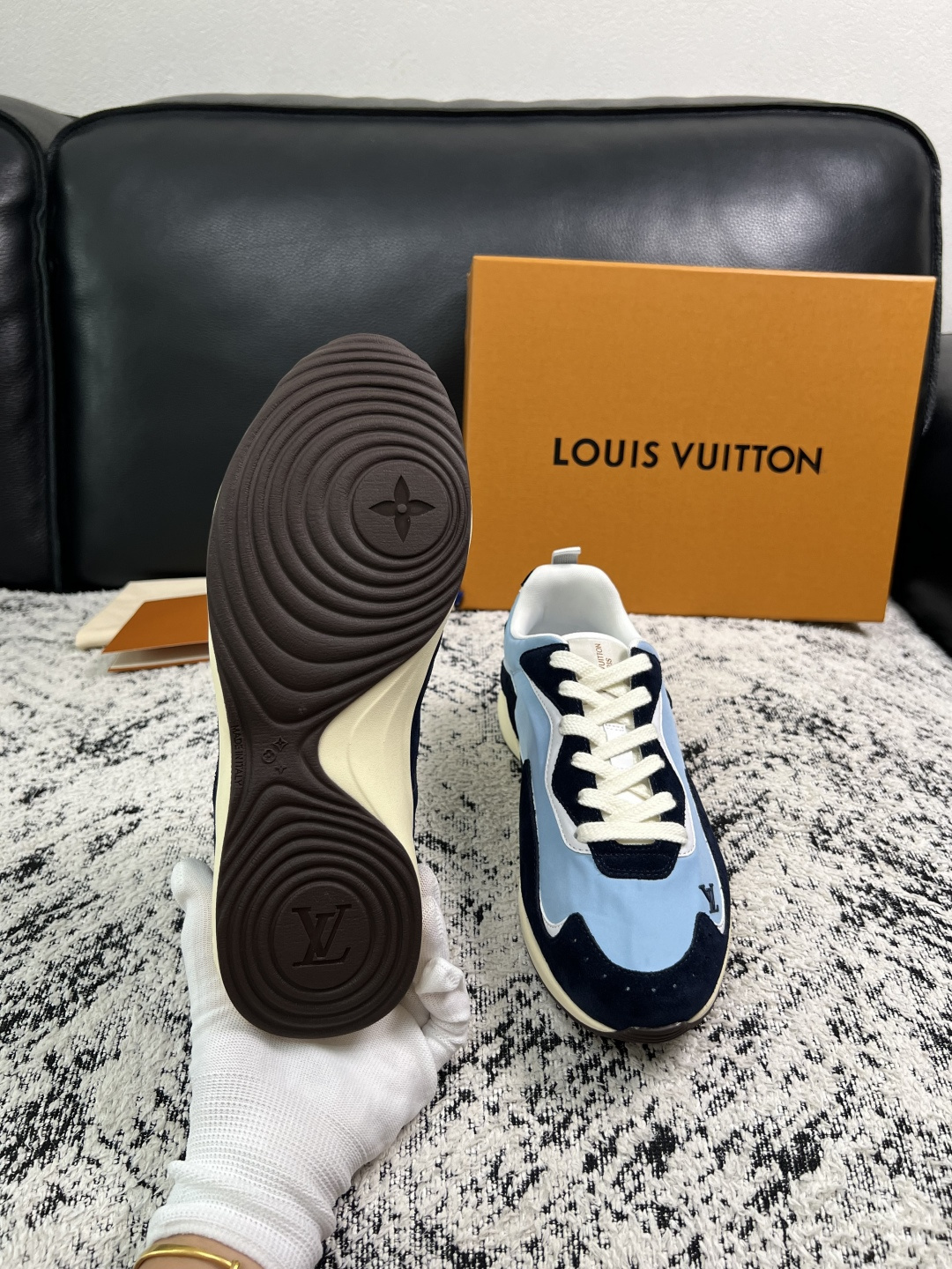Lv  高品质  顶级工艺品  路易威登，运动板鞋专柜同步，鞋面意大利进口，高品质拼接缤纷色彩复杂工艺品，进口牛皮里垫柔