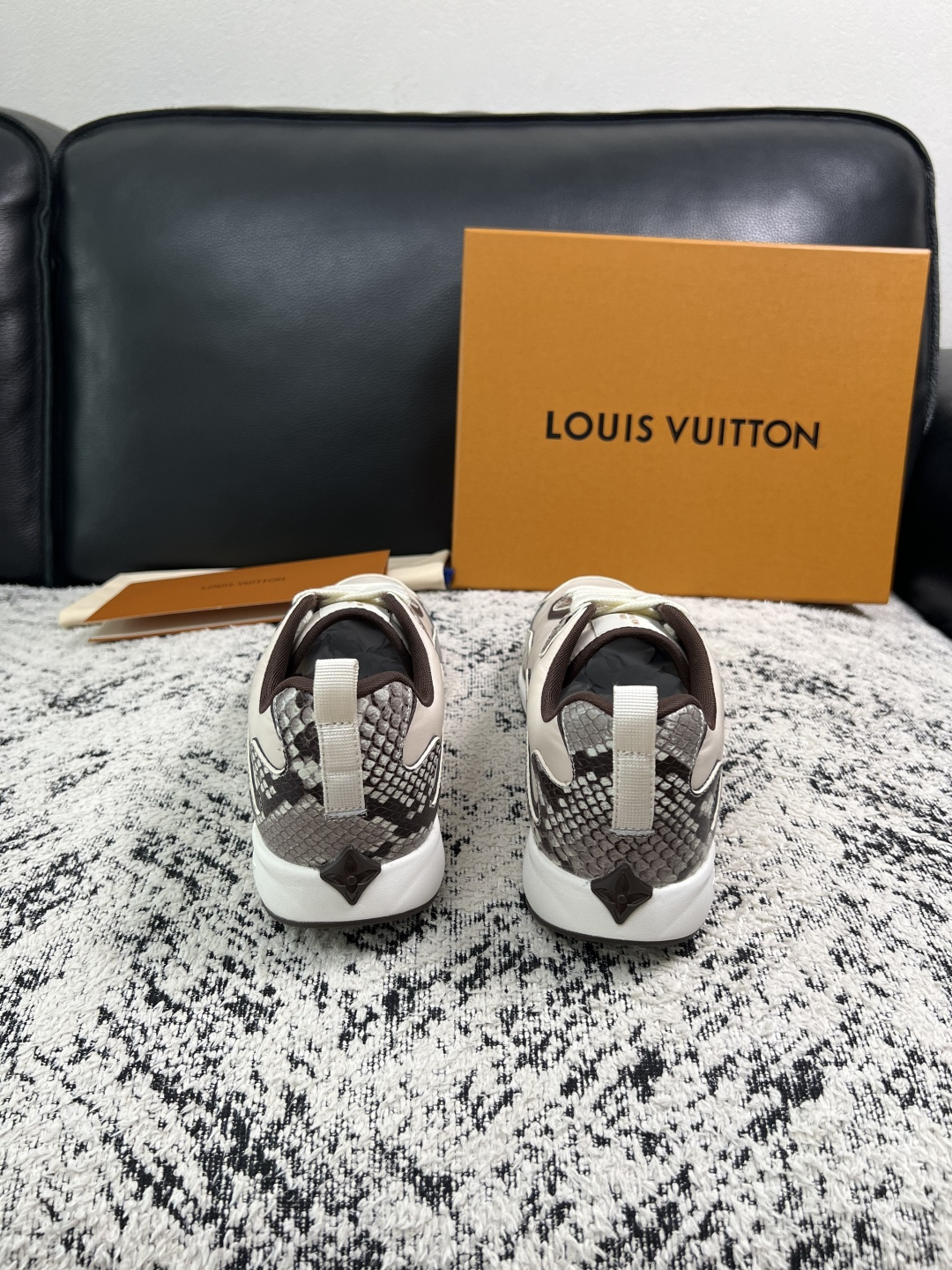 Lv  高品质  顶级工艺品  路易威登，运动板鞋专柜同步，鞋面意大利进口，高品质拼接缤纷色彩复杂工艺品，进口牛皮里垫柔