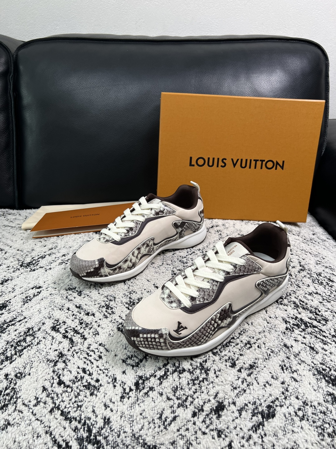 Lv  高品质  顶级工艺品  路易威登，运动板鞋专柜同步，鞋面意大利进口，高品质拼接缤纷色彩复杂工艺品，进口牛皮里垫柔